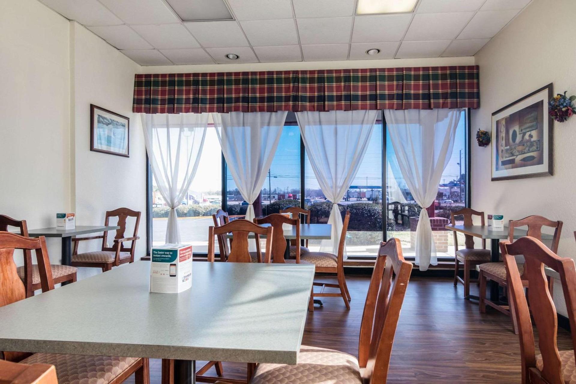 Econo Lodge Inn & Suites Conference Center Dublin photo 27