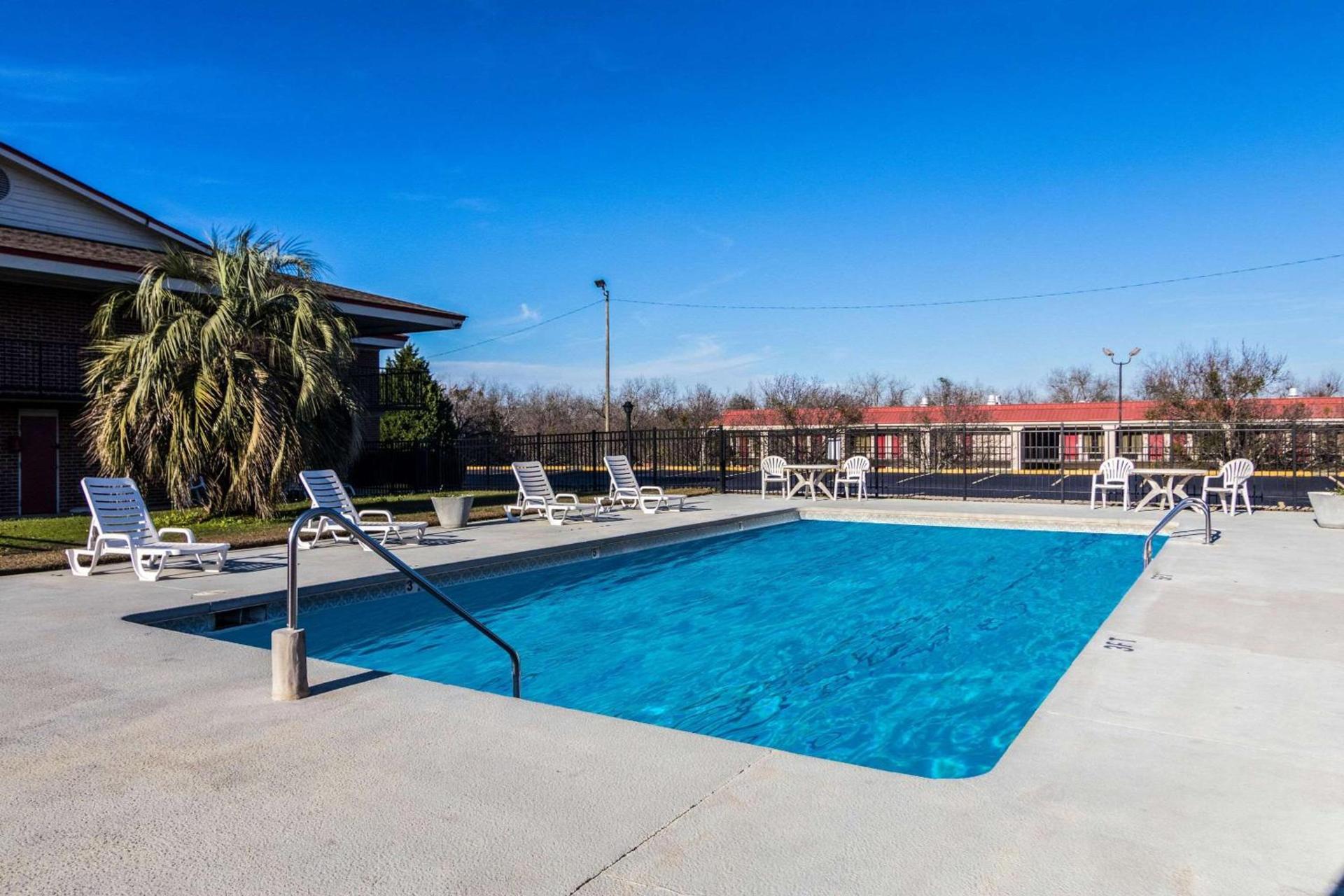 Econo Lodge Inn & Suites Conference Center Dublin photo 19