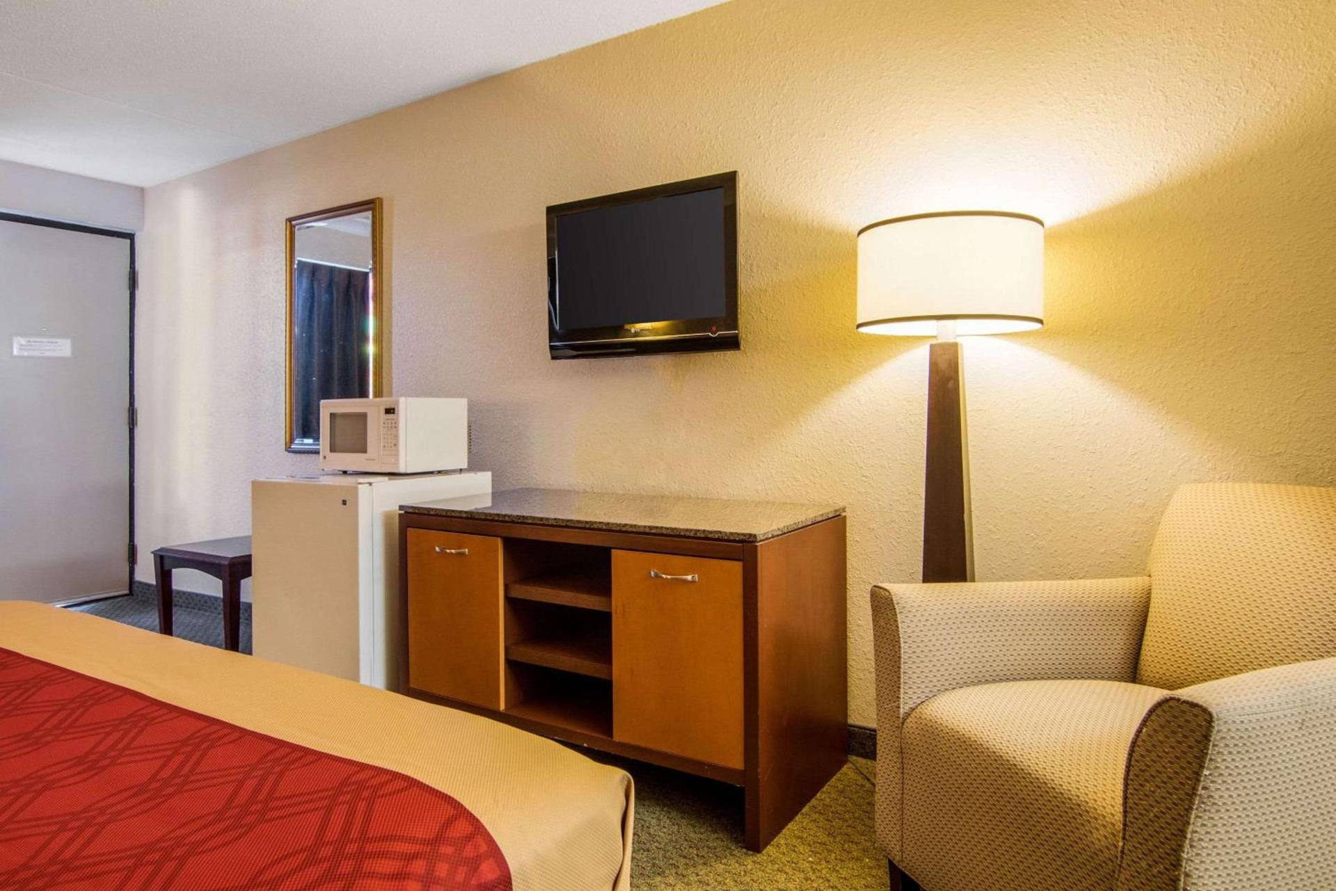 Econo Lodge Inn & Suites Conference Center Dublin photo 12