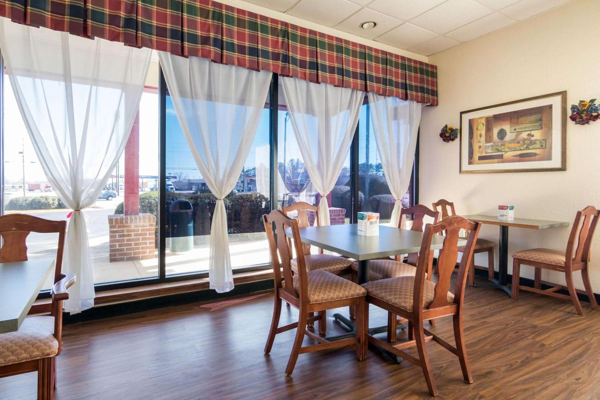 Econo Lodge Inn & Suites Conference Center Dublin photo 28