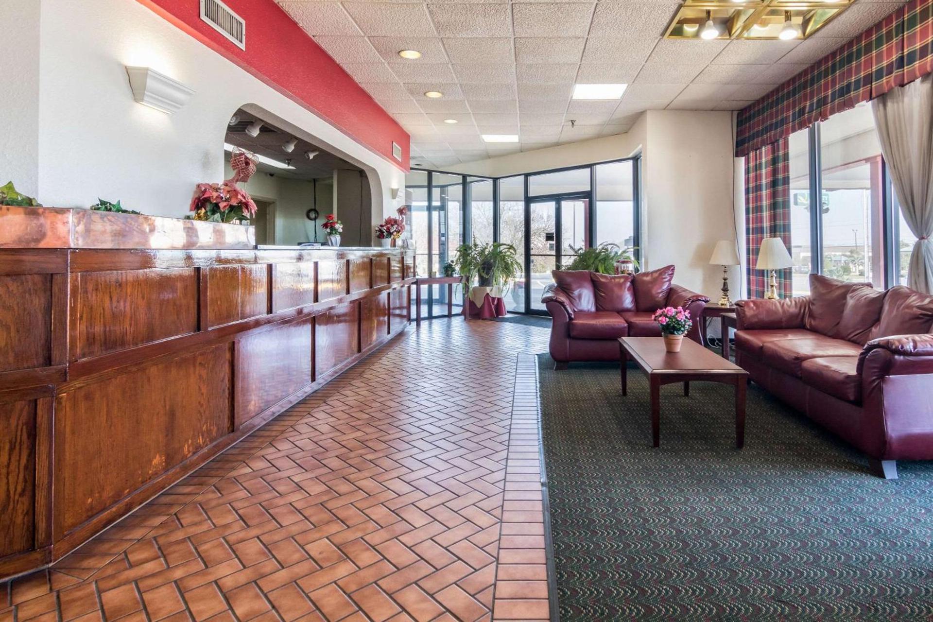Econo Lodge Inn & Suites Conference Center Dublin photo 6