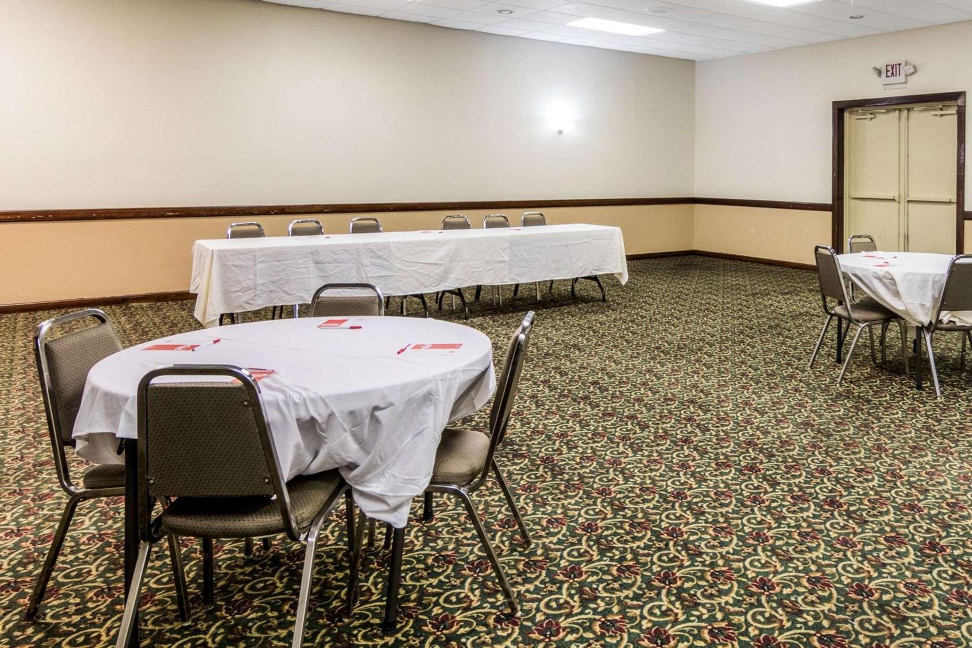 Econo Lodge Inn & Suites Conference Center Dublin photo 23
