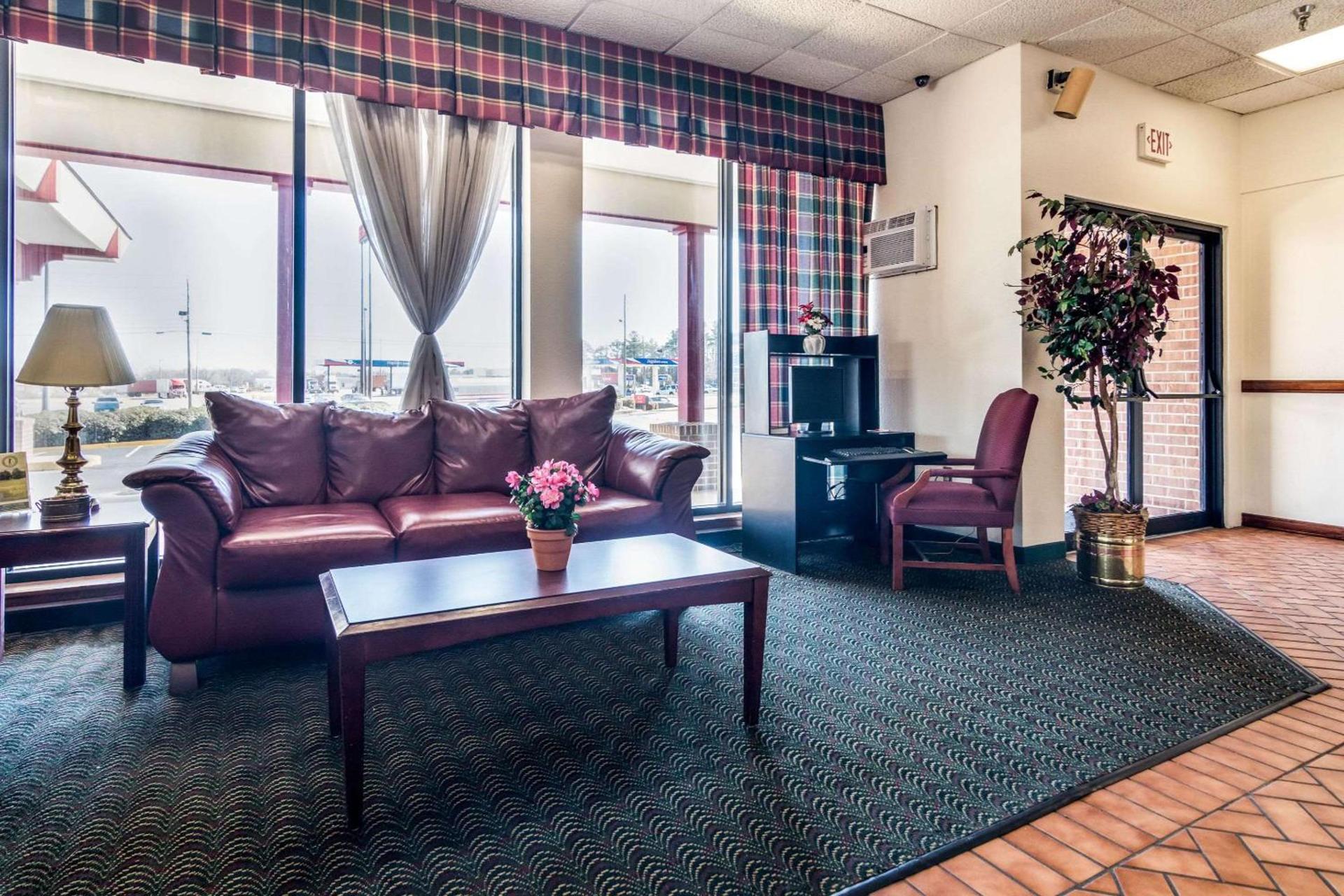Econo Lodge Inn & Suites Conference Center Dublin photo 7