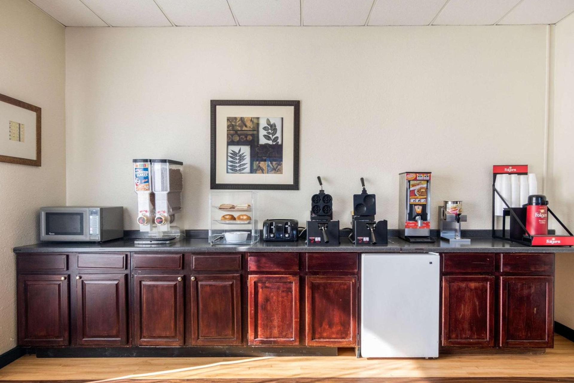 Econo Lodge Inn & Suites Conference Center Dublin photo 25