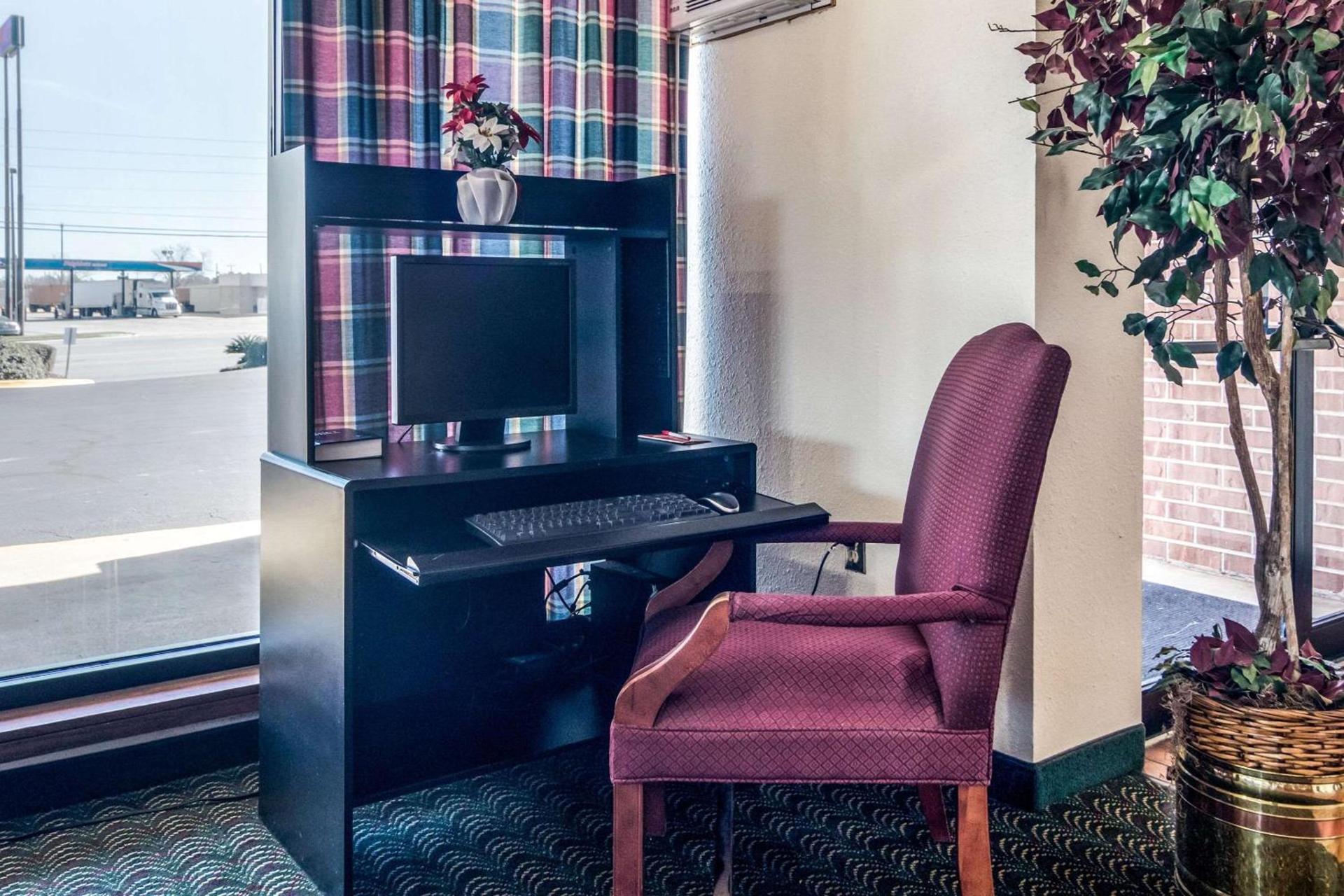 Econo Lodge Inn & Suites Conference Center Dublin photo 22