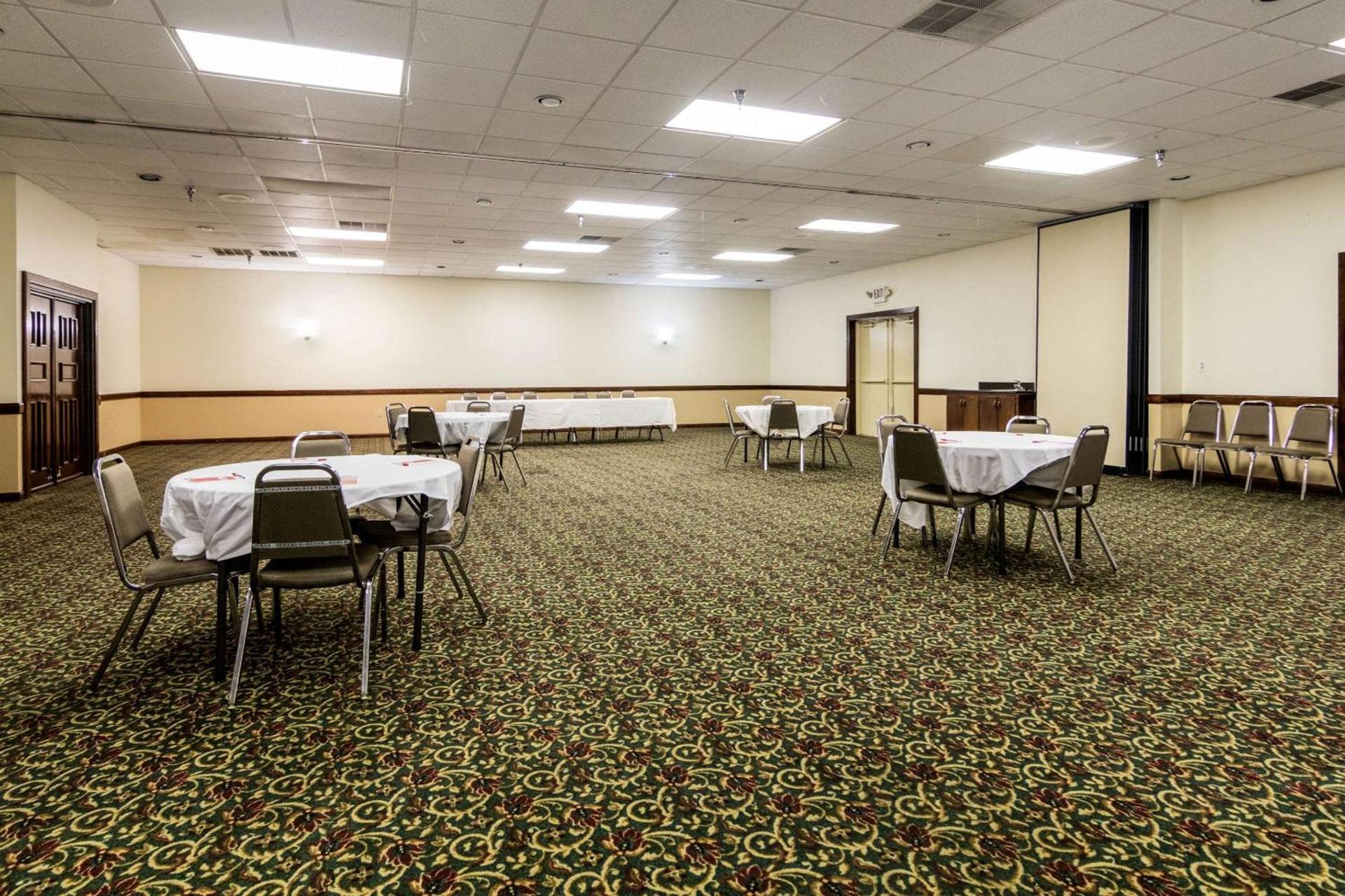 Econo Lodge Inn & Suites Conference Center Dublin photo 24