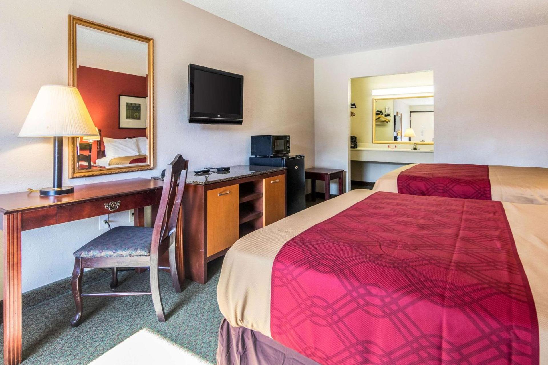 Econo Lodge Inn & Suites Conference Center Dublin photo 10