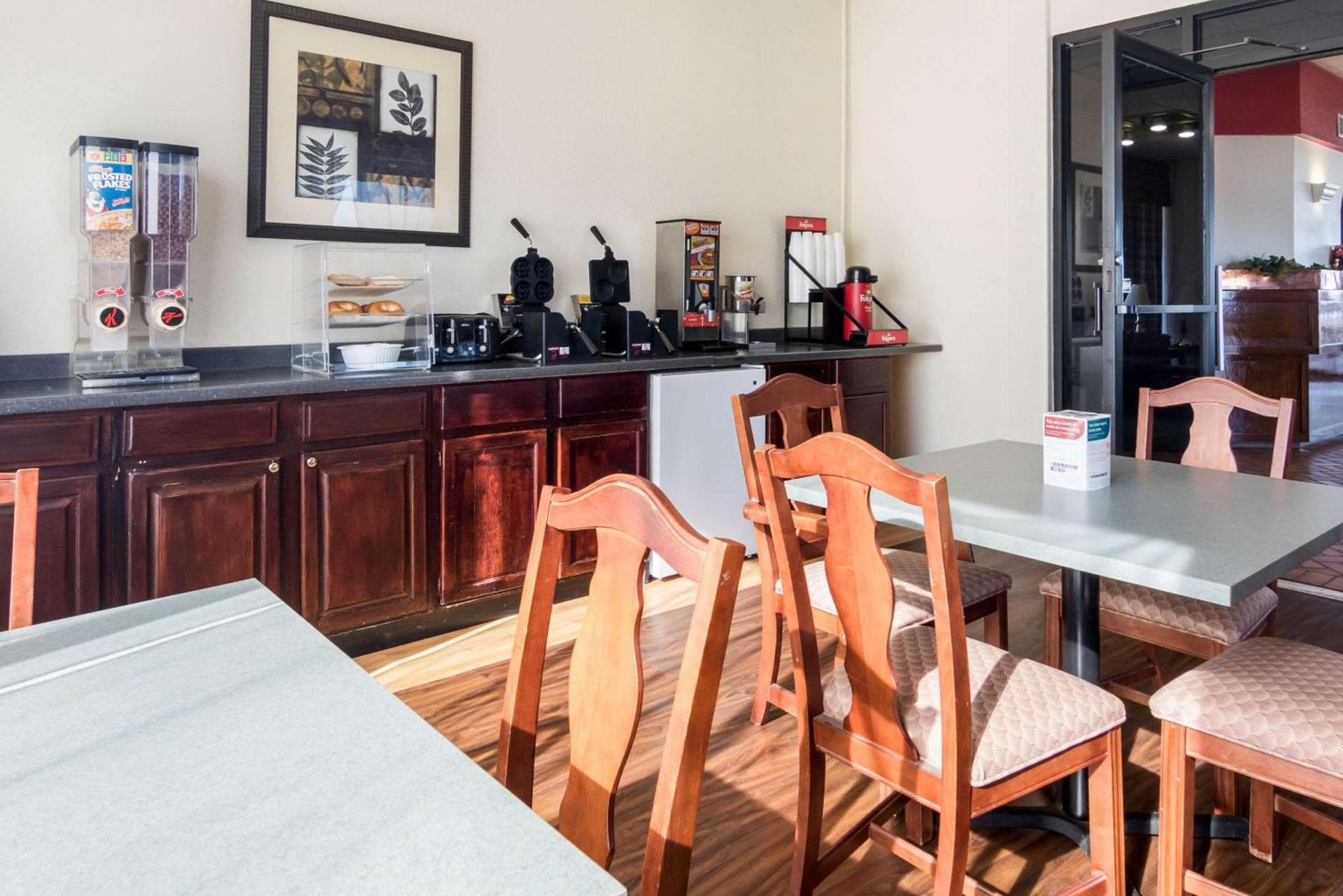 Econo Lodge Inn & Suites Conference Center Dublin photo 26