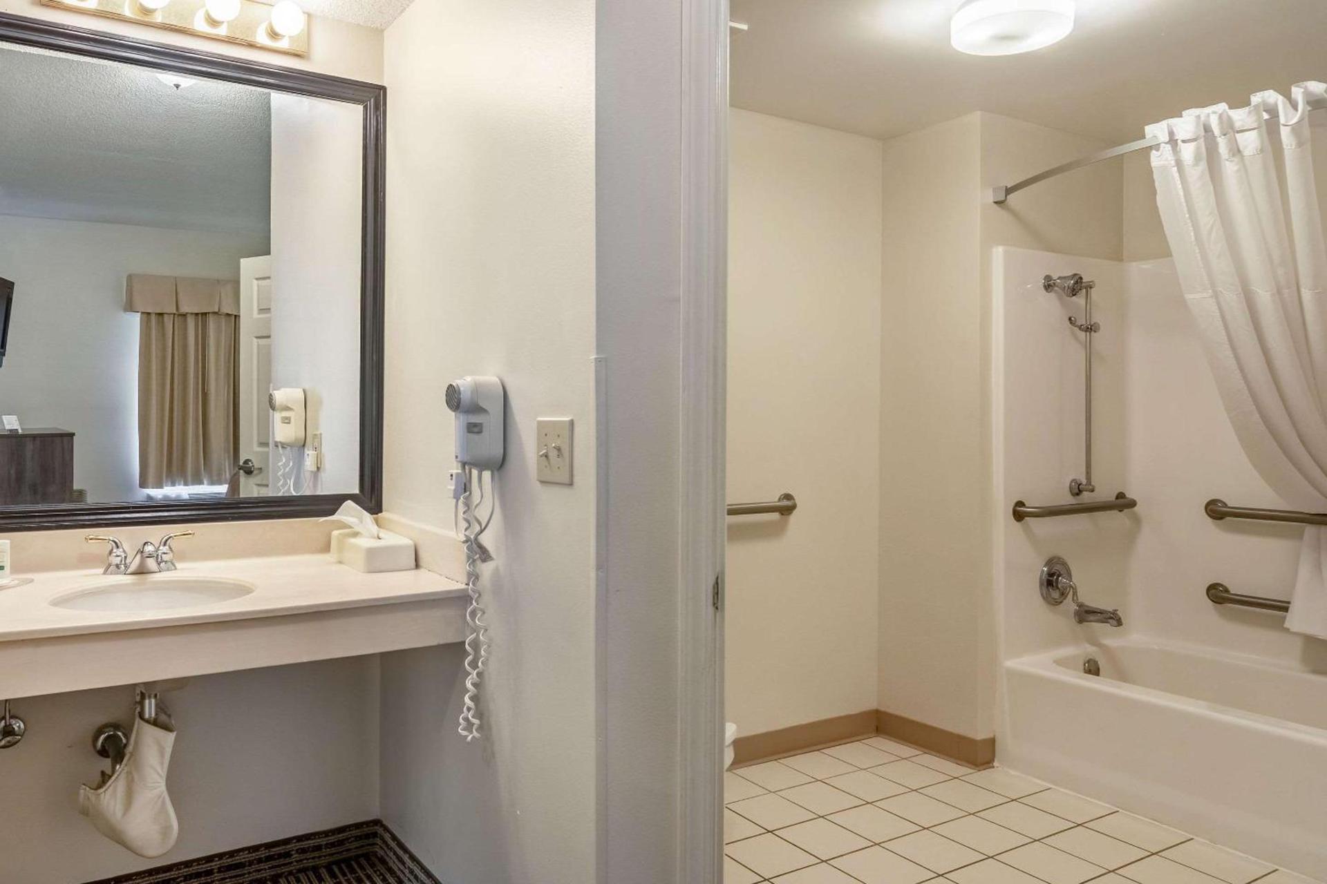 Quality Inn Rome South photo 11