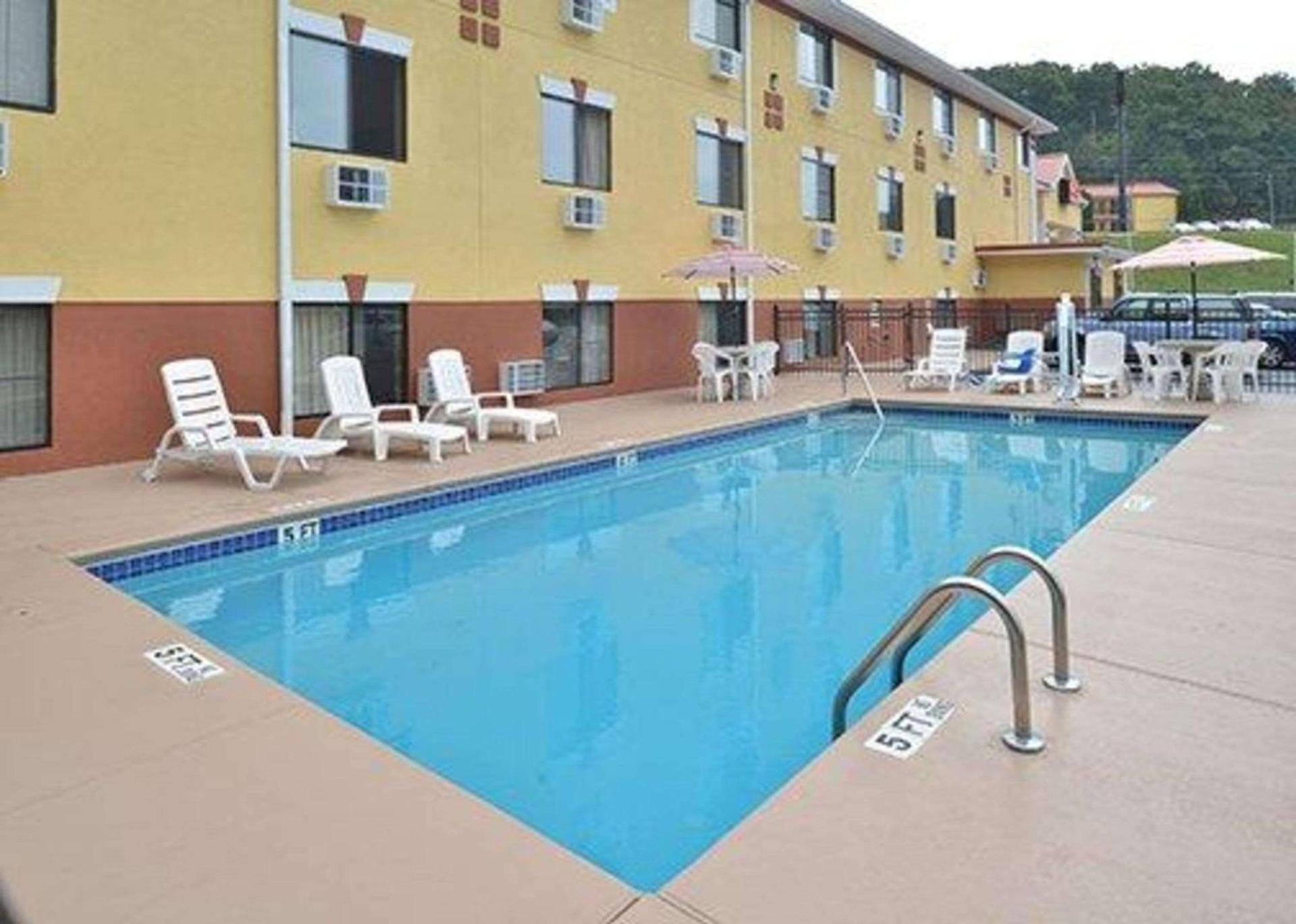 Econo Lodge Cartersville-Emerson Lake Point photo 16
