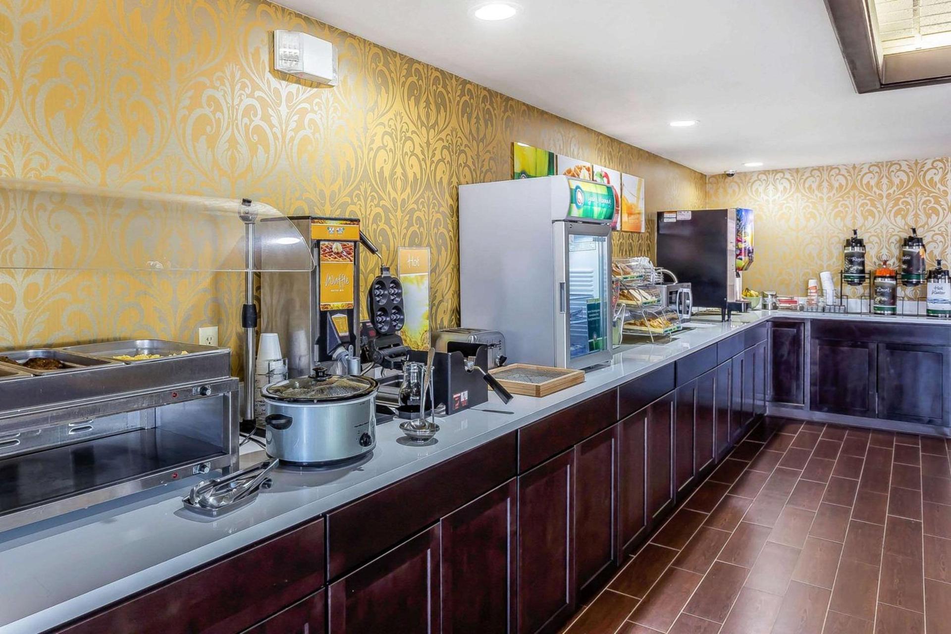 Quality Inn & Suites near Robins Air Force Base photo 16