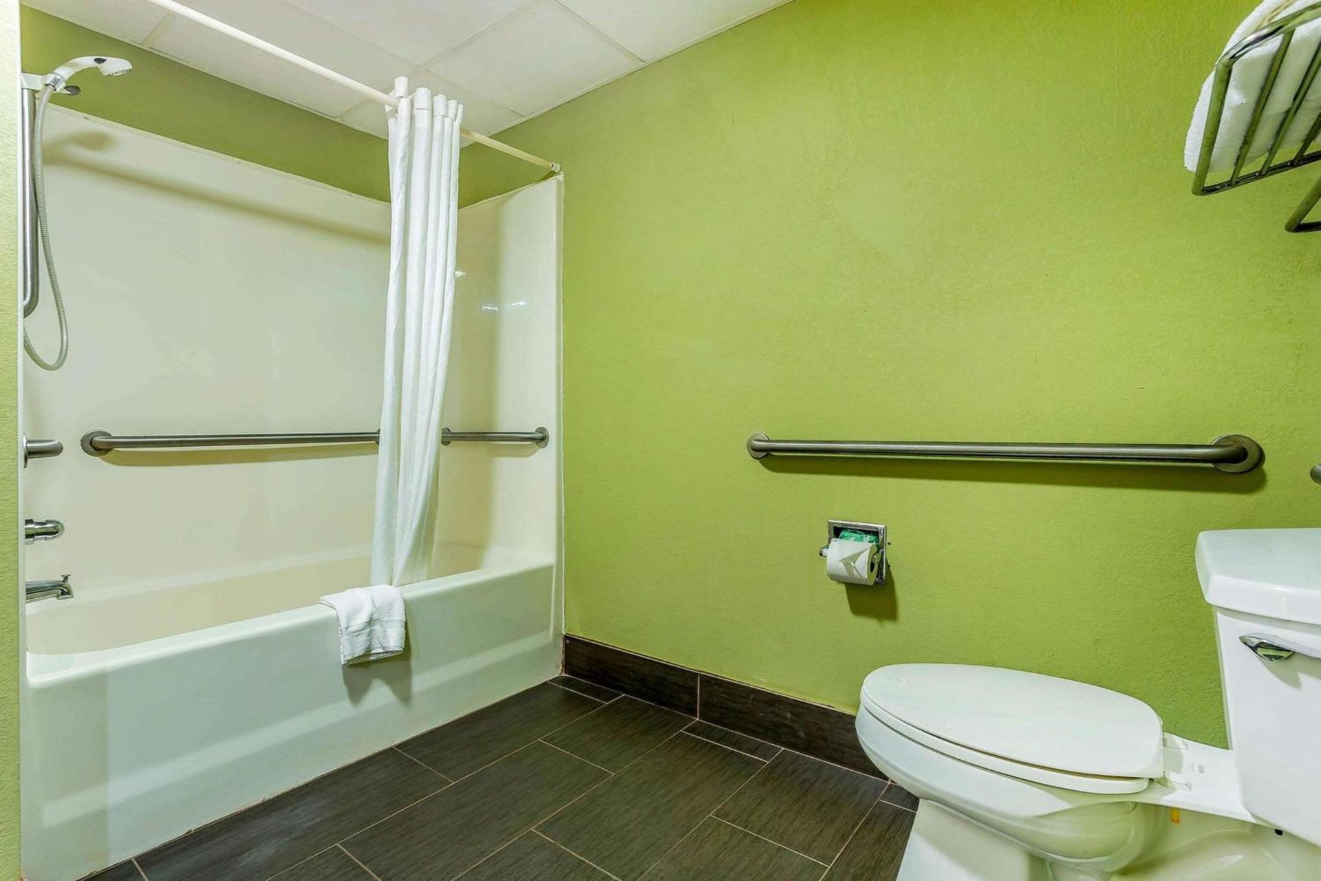 Quality Inn & Suites near Robins Air Force Base photo 24