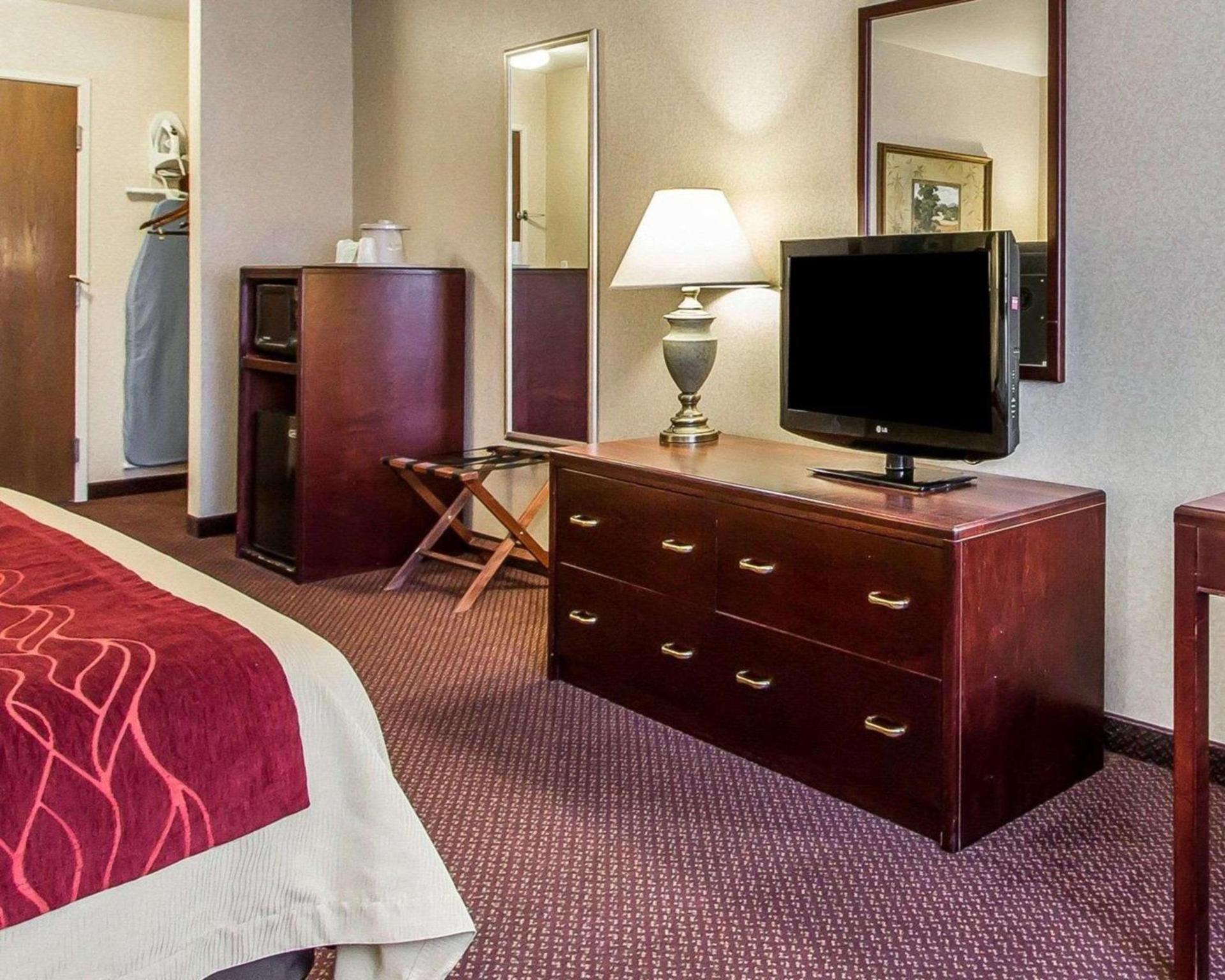 Quality Inn & Suites Fort Madison near Hwy 61 photo 23