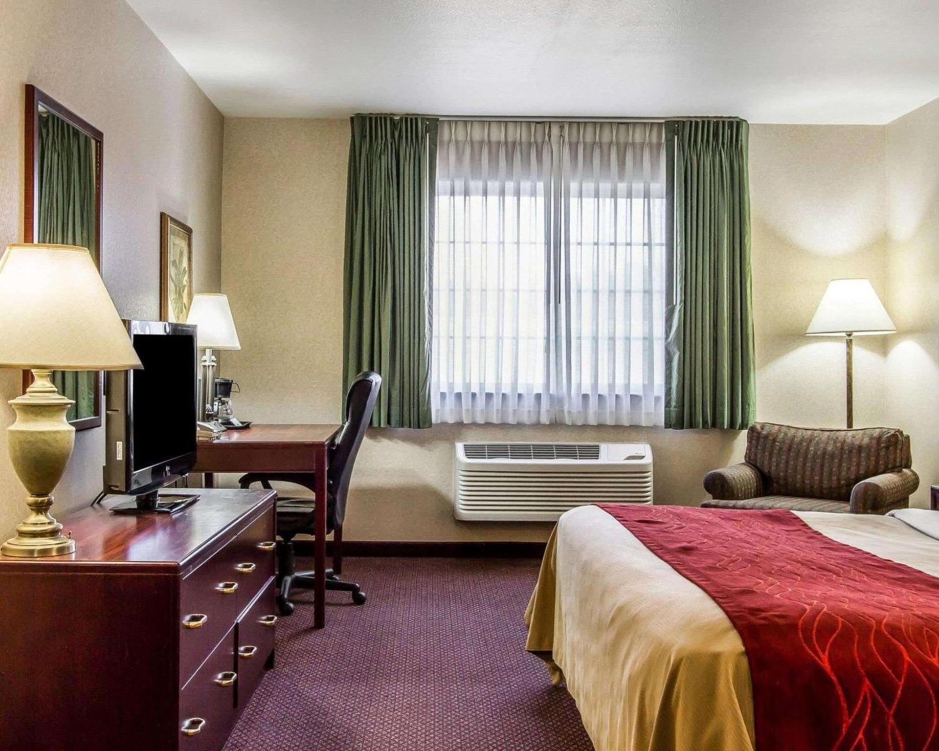 Quality Inn & Suites Fort Madison near Hwy 61 photo 10