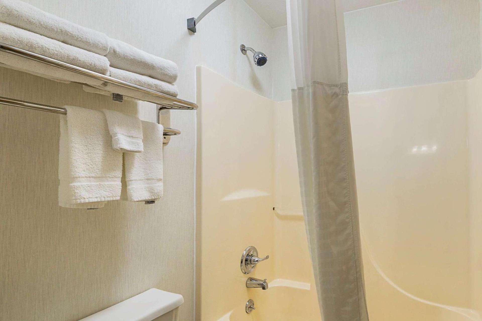 Quality Inn Waverly photo 25