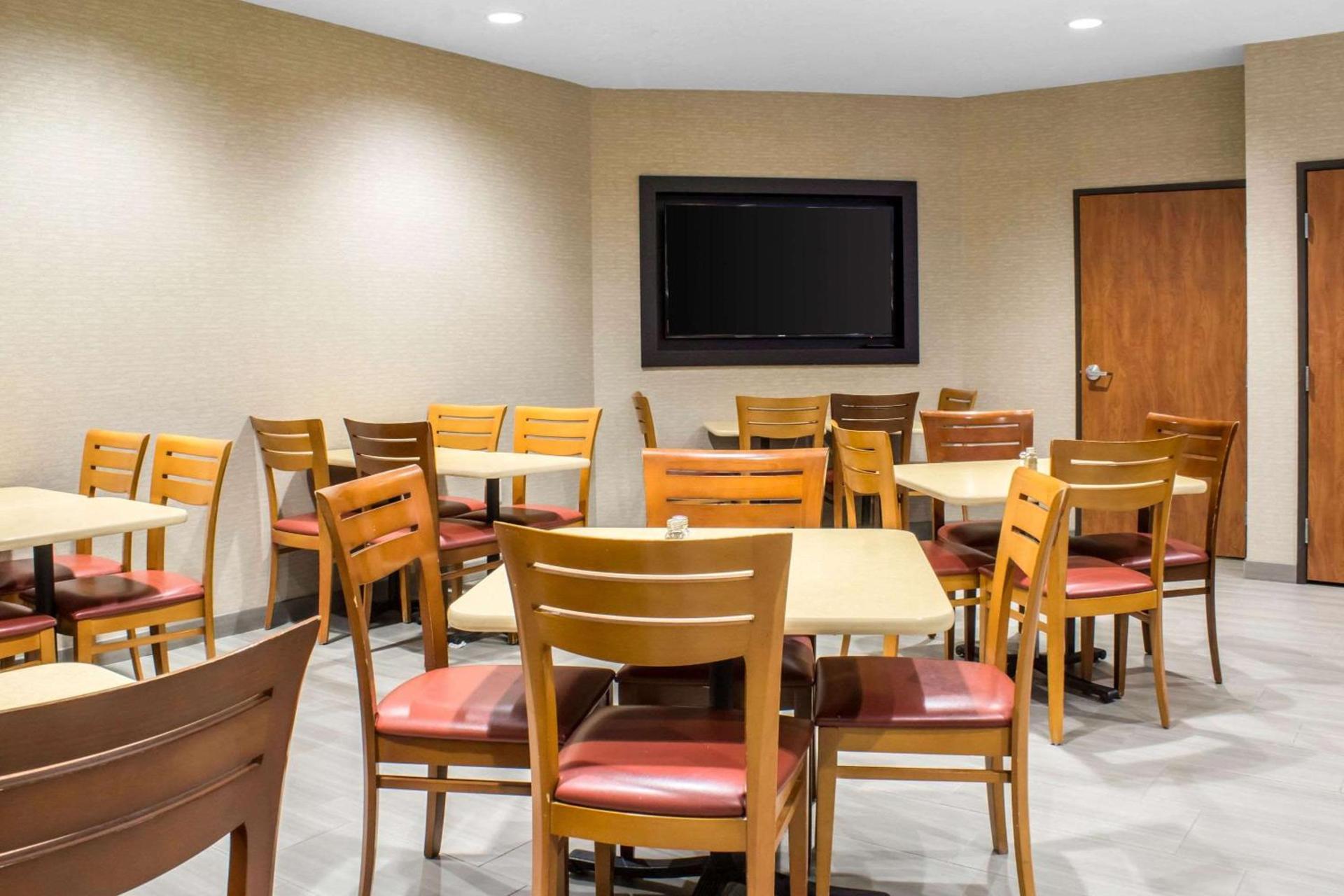 Econo Lodge Ankeny - Des Moines photo 7