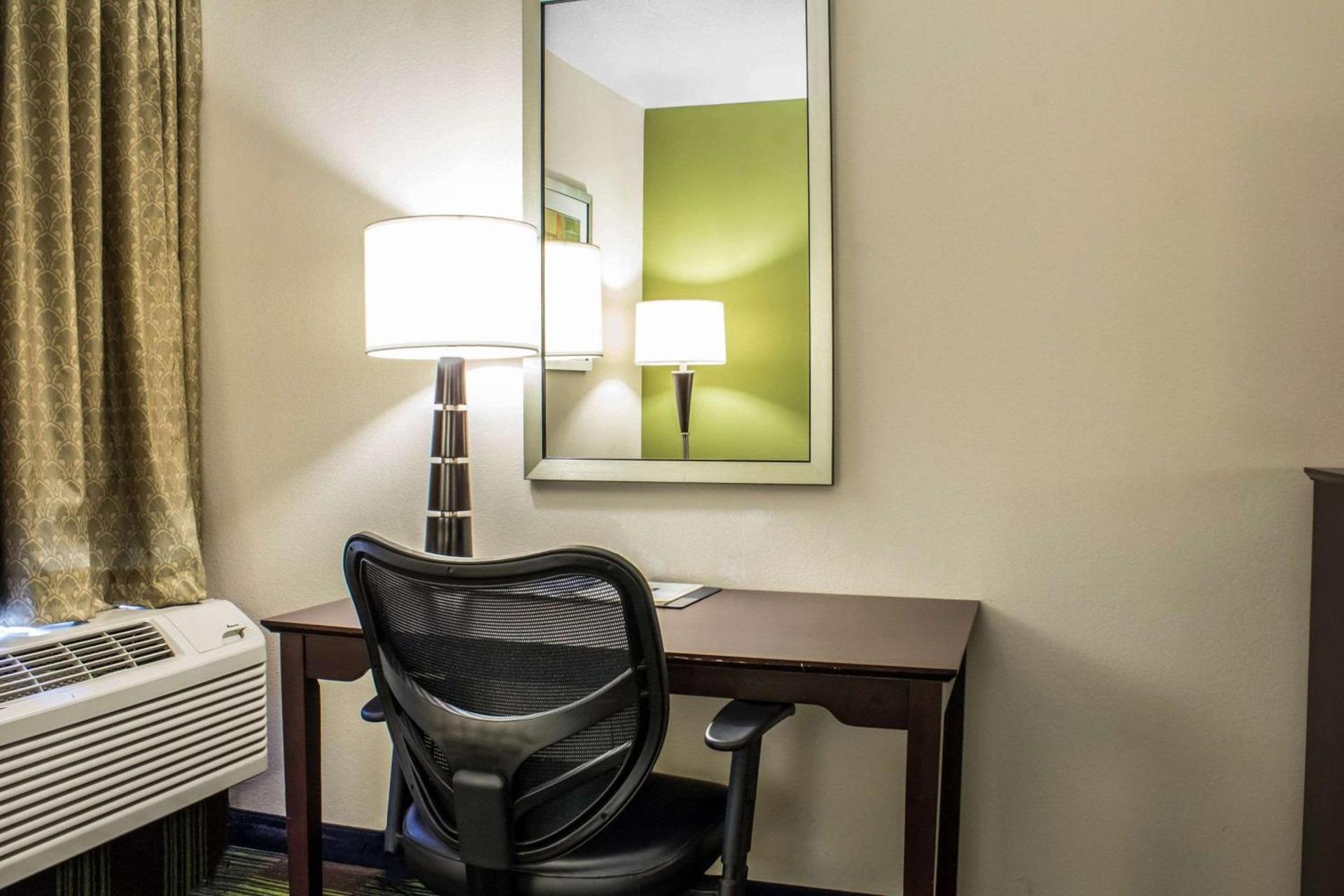 Econo Lodge Ankeny - Des Moines photo 8