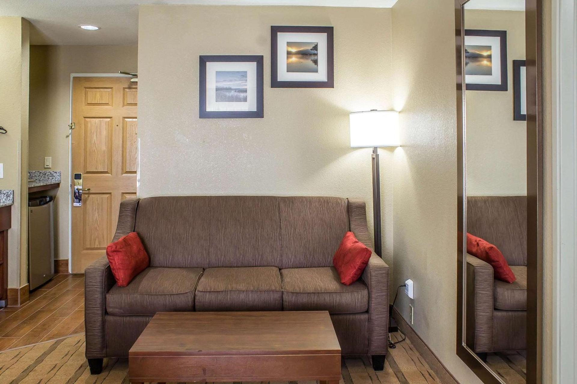 Comfort Inn & Suites Cedar Rapids North - Collins Road photo 25