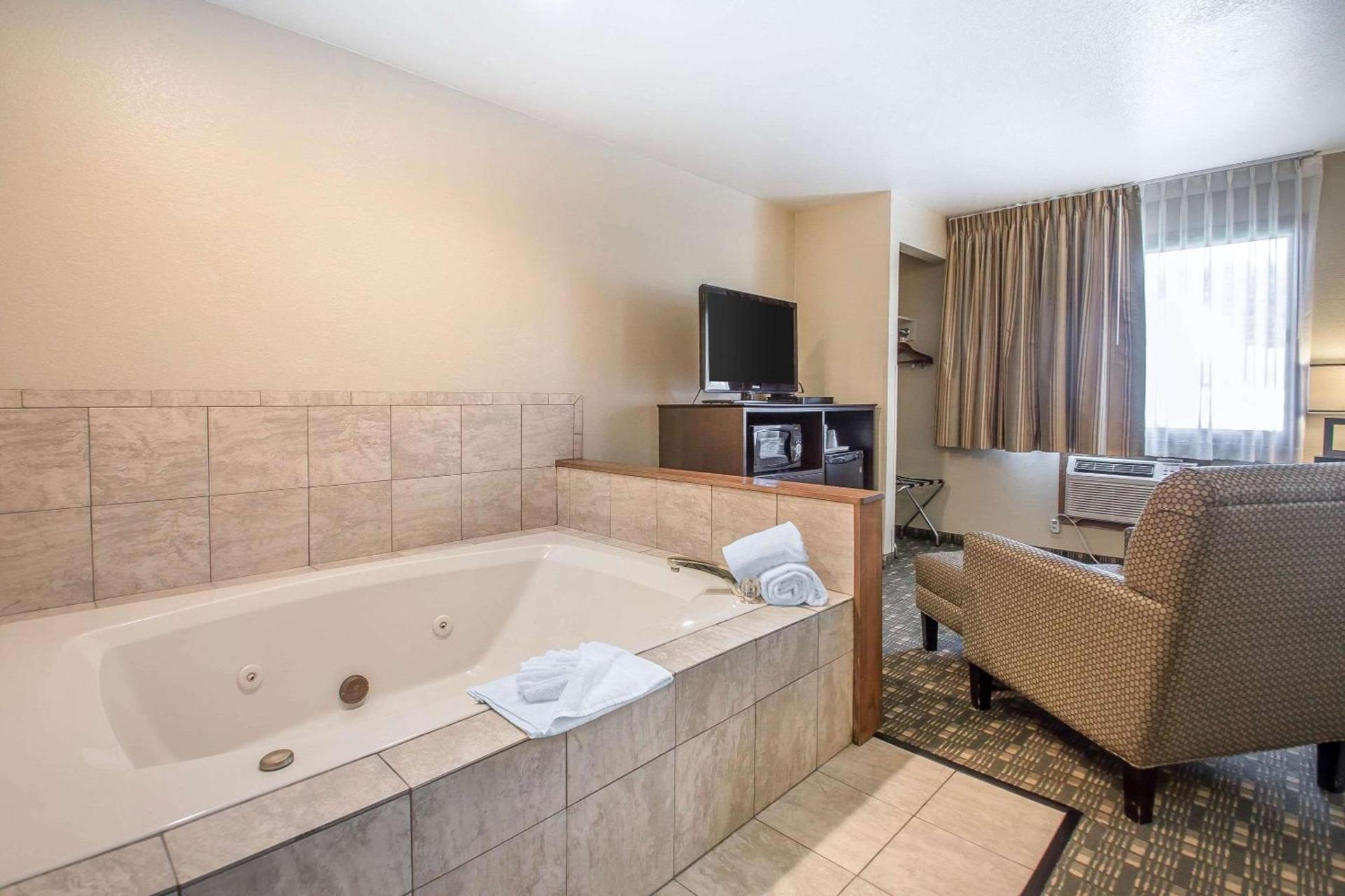 Quality Inn & Suites Decorah photo 6