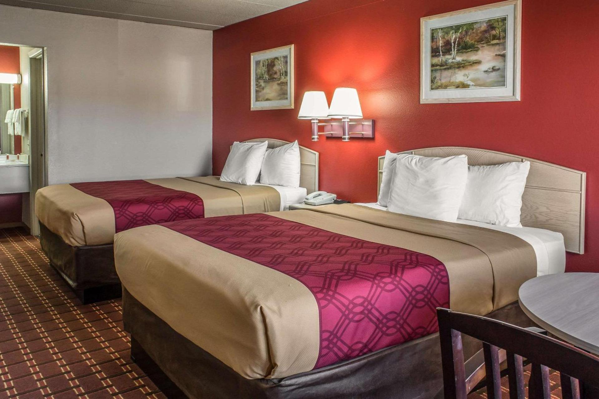 Spencer Inn & Suites photo 37