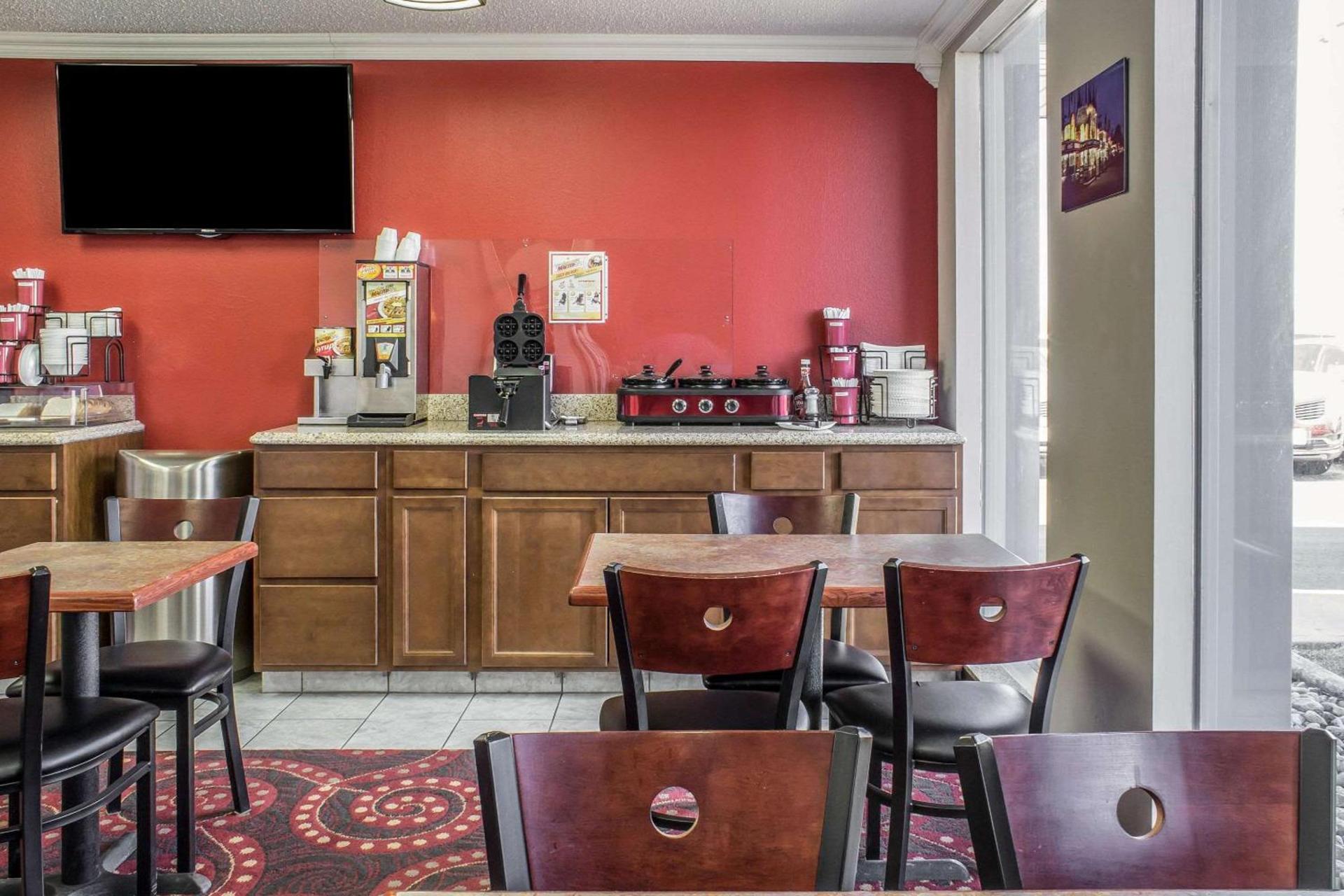 Spencer Inn & Suites photo 26