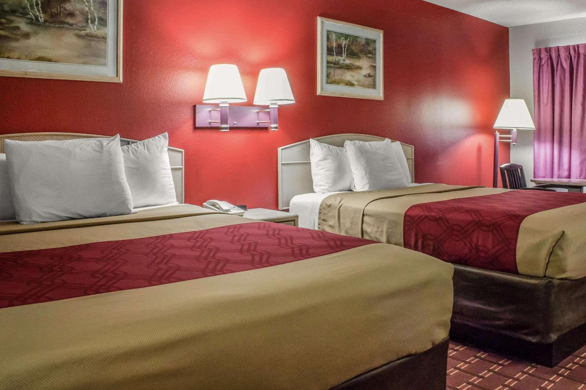 Spencer Inn & Suites photo 39