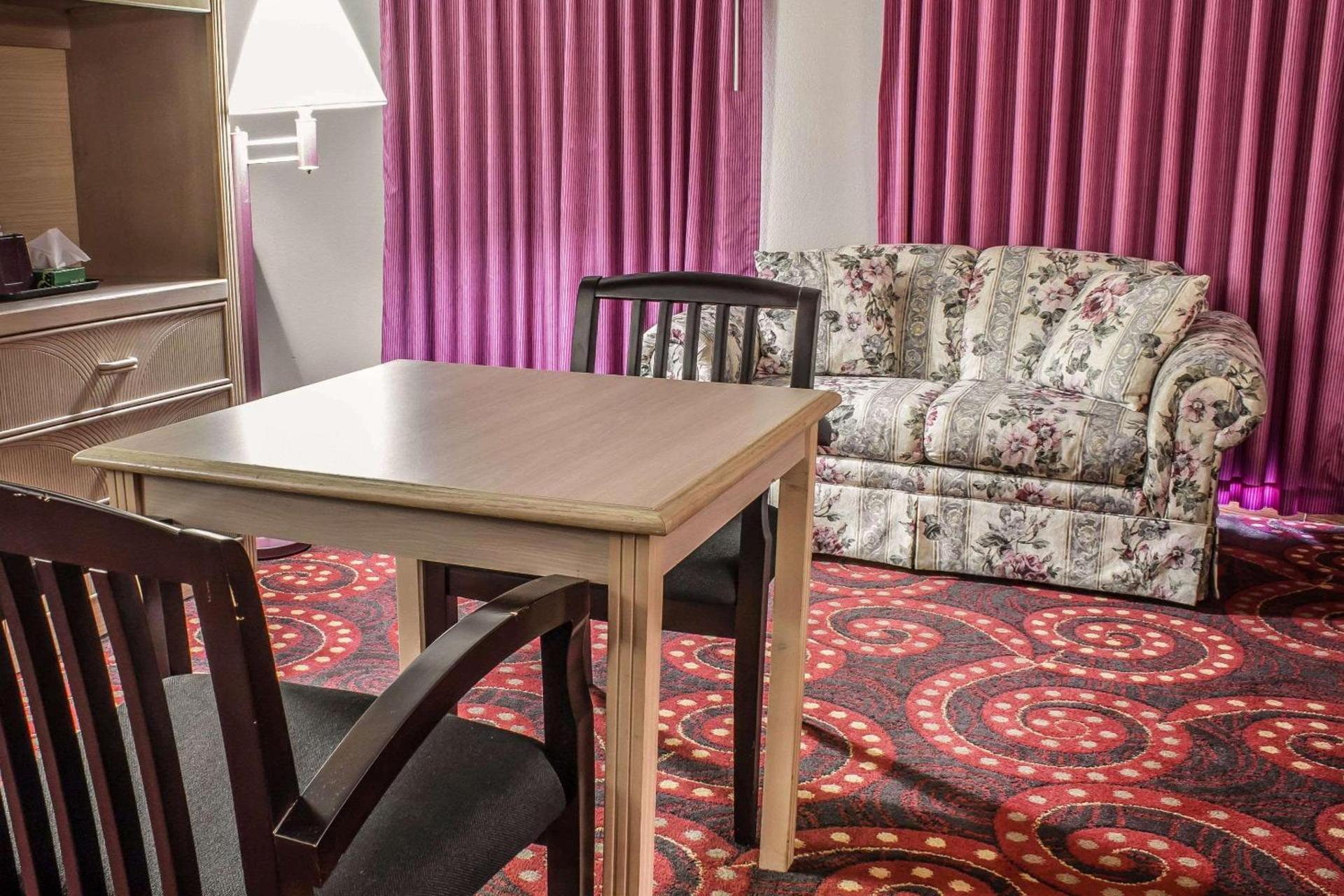 Spencer Inn & Suites photo 22