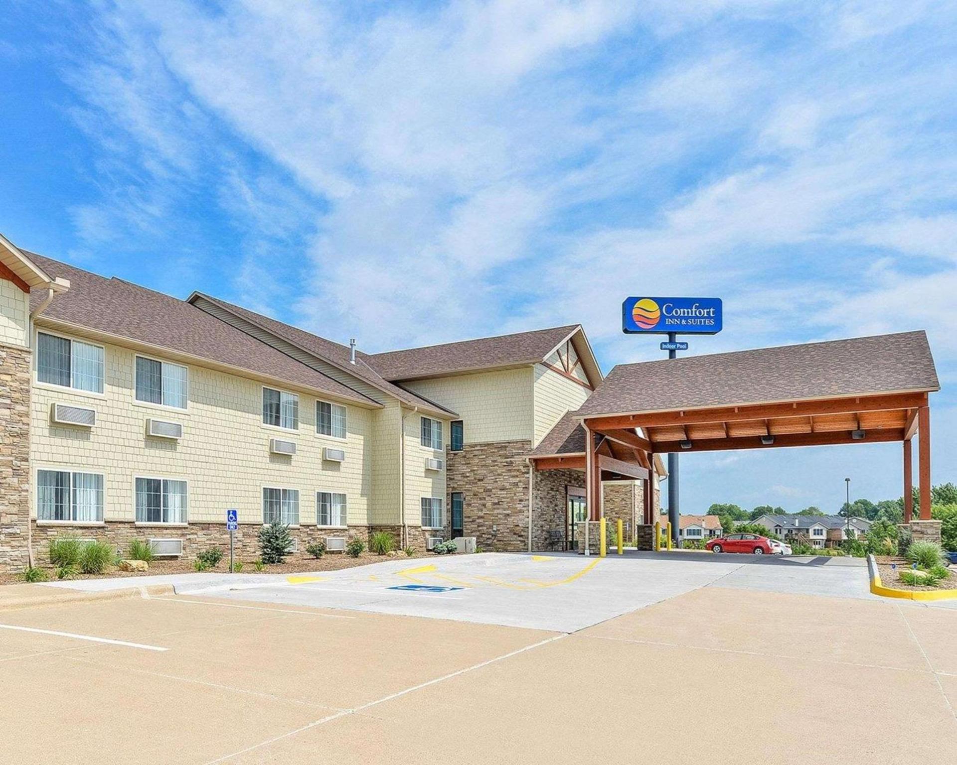 Comfort Inn & Suites Riverview near Davenport and I-80 — hotel in Le Claire