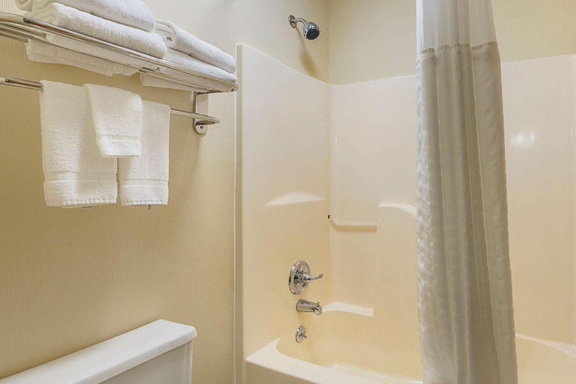 Quality Inn Waverly photo 26