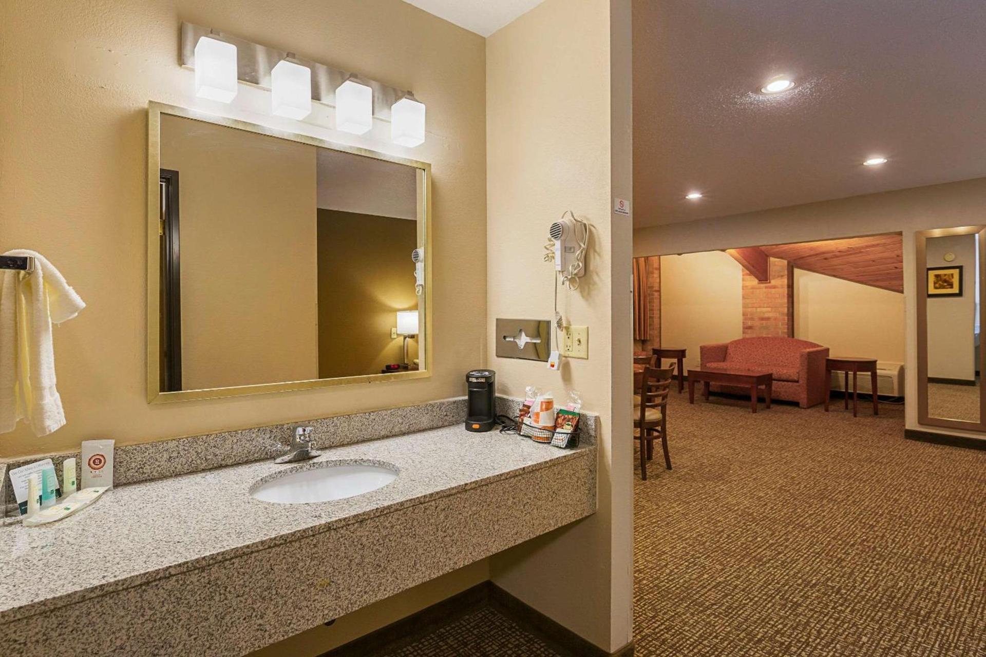 Quality Inn Waverly photo 16