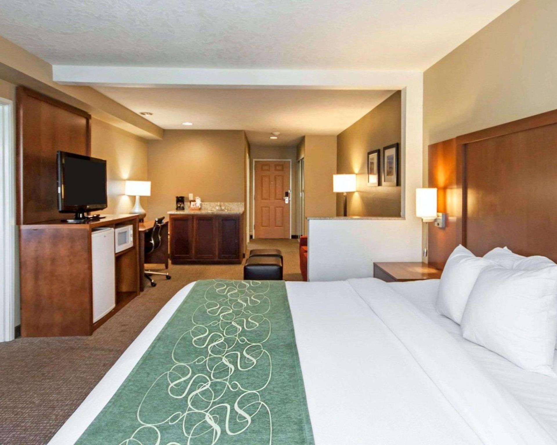 Comfort Suites Airport photo 22