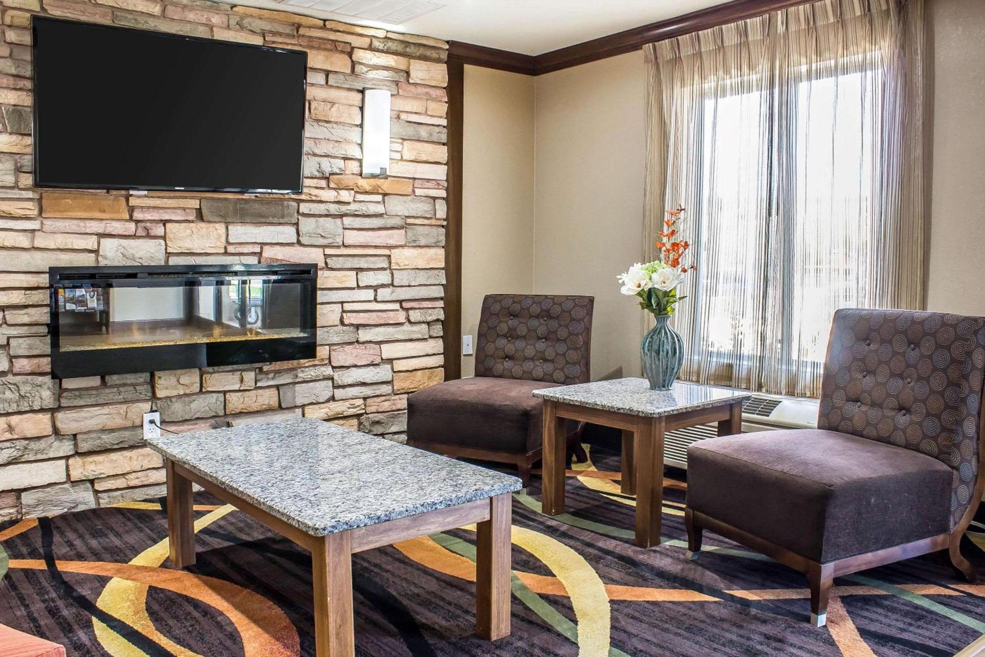 Comfort Inn & Suites Cedar Rapids North - Collins Road photo 4