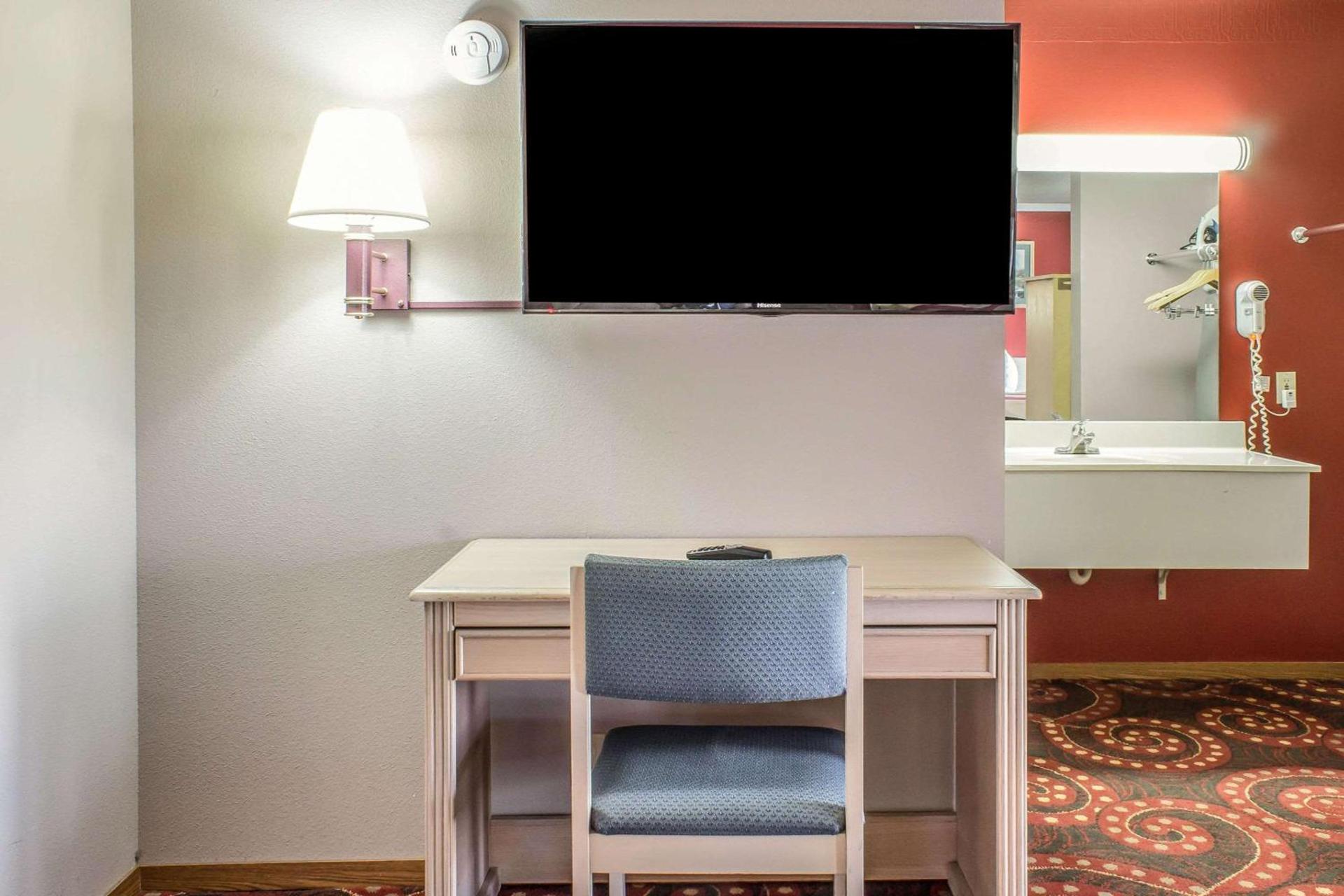 Spencer Inn & Suites photo 36