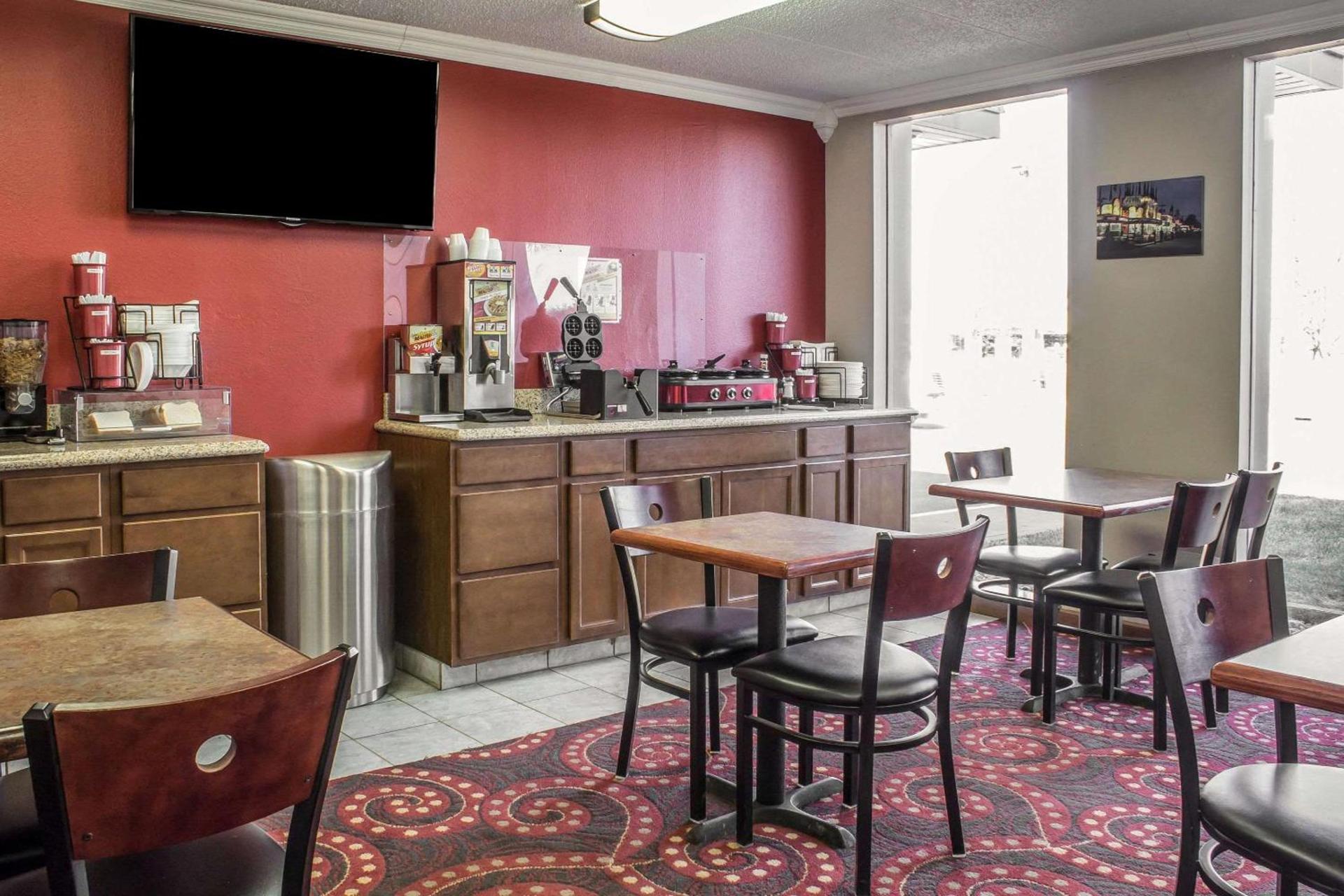 Spencer Inn & Suites photo 18