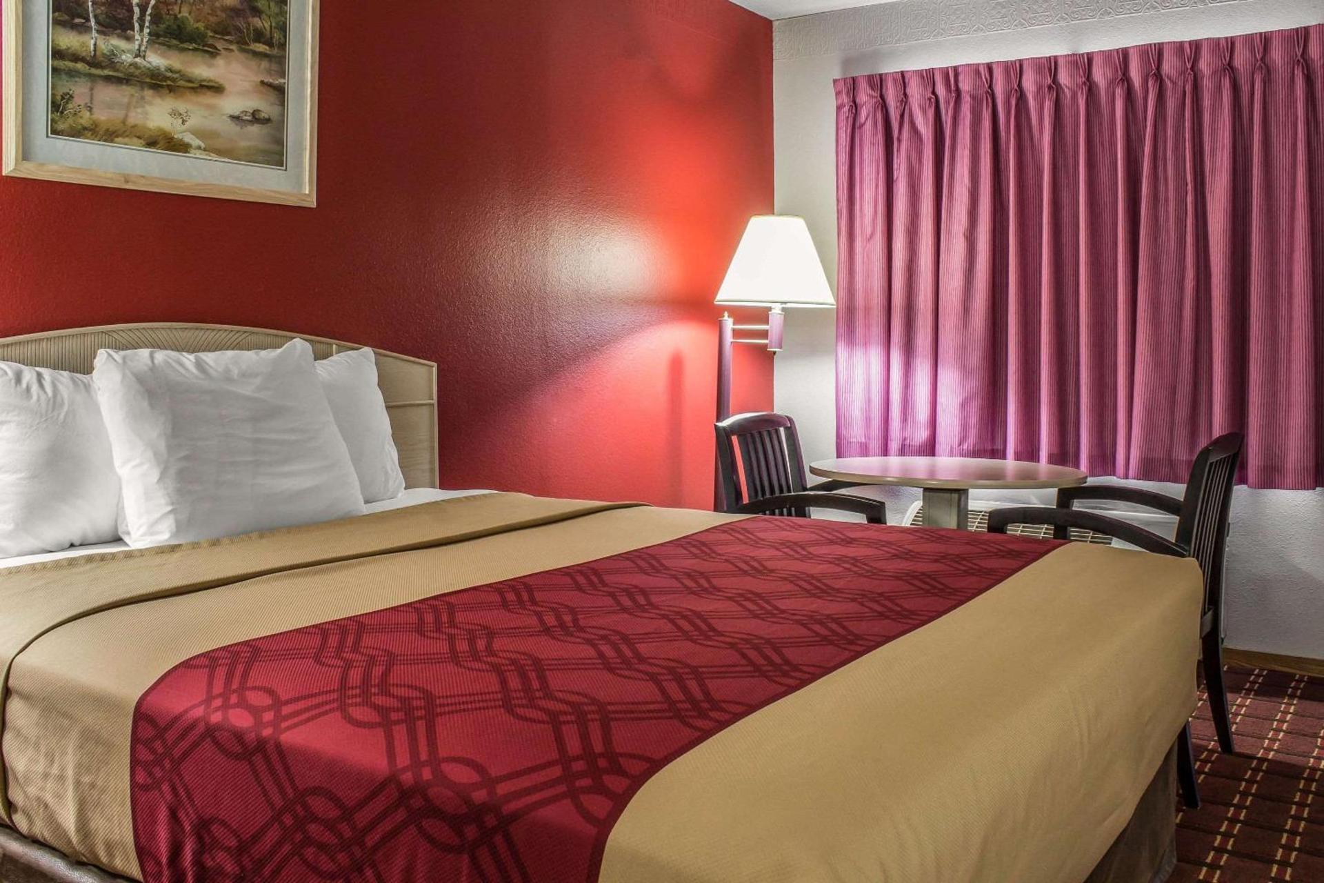 Spencer Inn & Suites photo 29