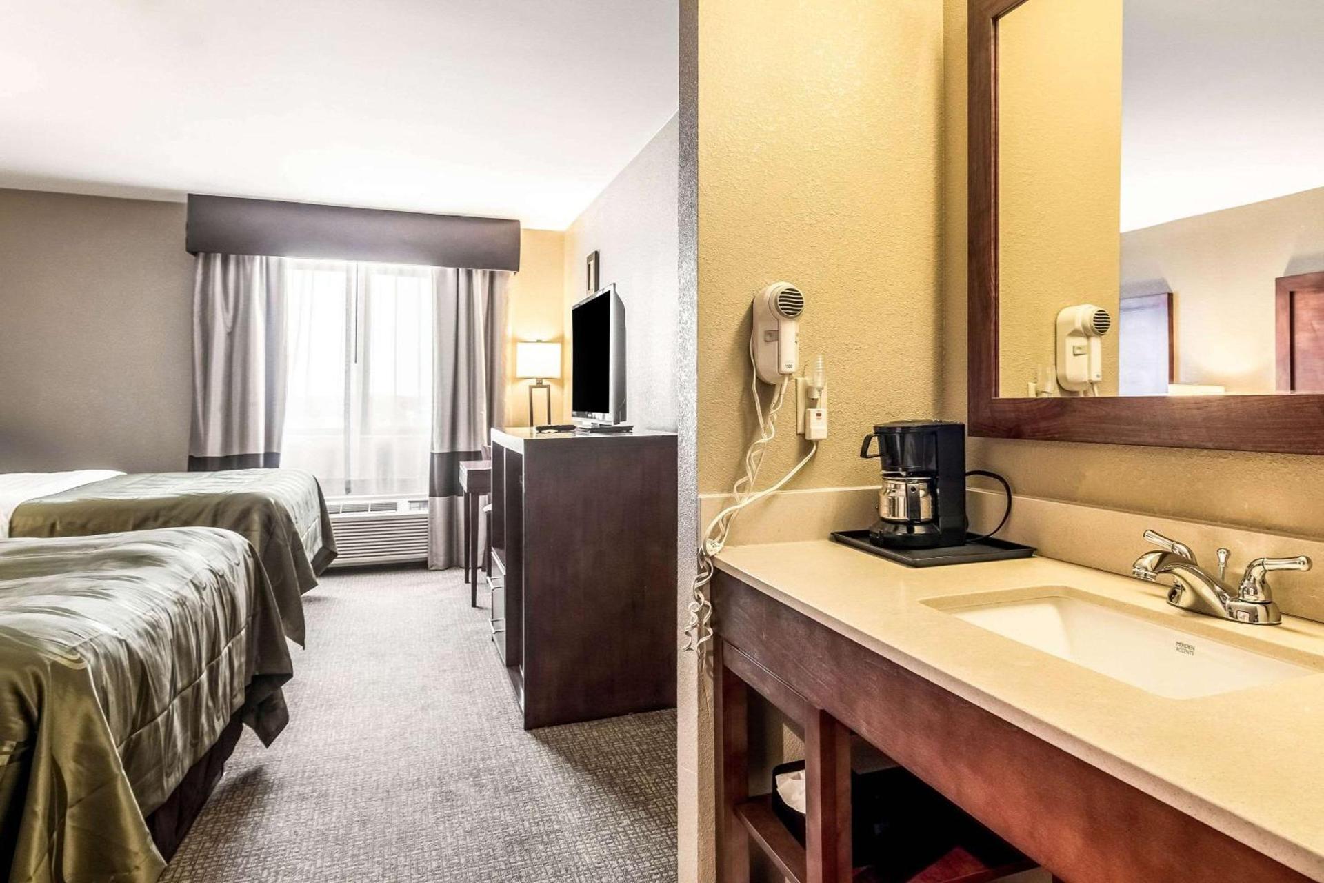 Quality Inn & Suites Salem near I-57 photo 12