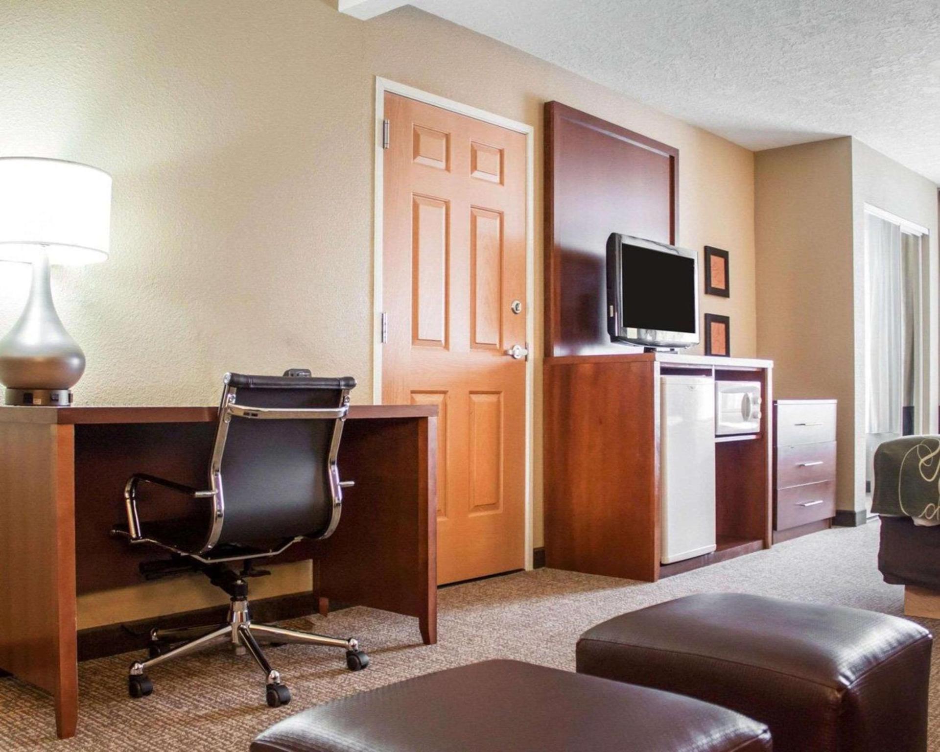 Comfort Suites Airport photo 12