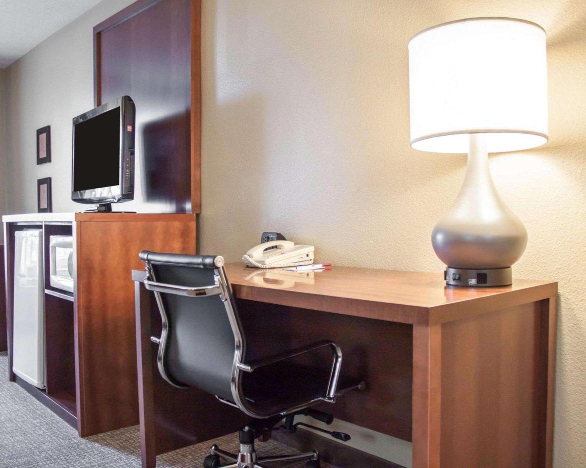 Comfort Suites Airport photo 13