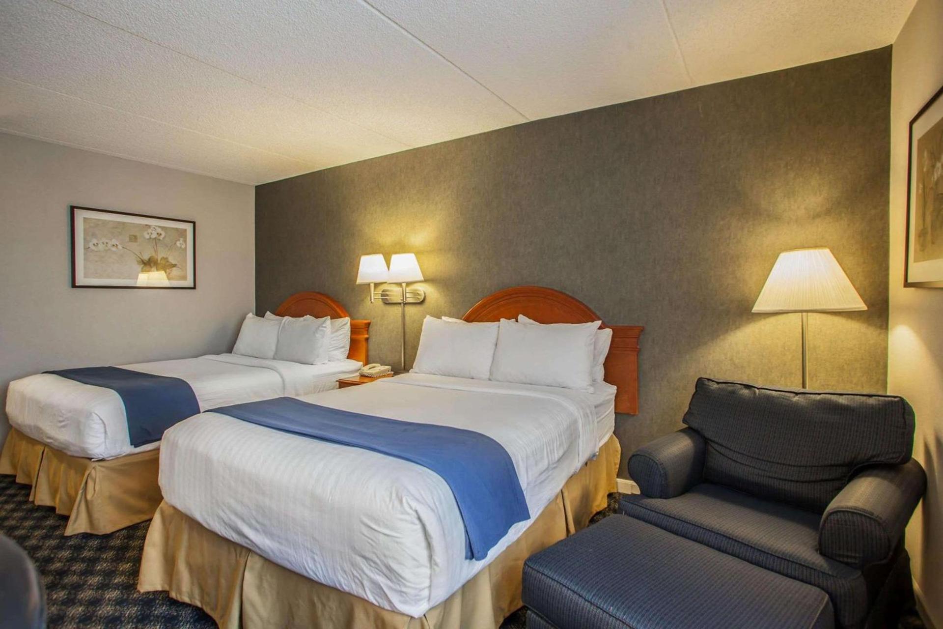 Quality Inn & Suites St Charles -West Chicago photo 4