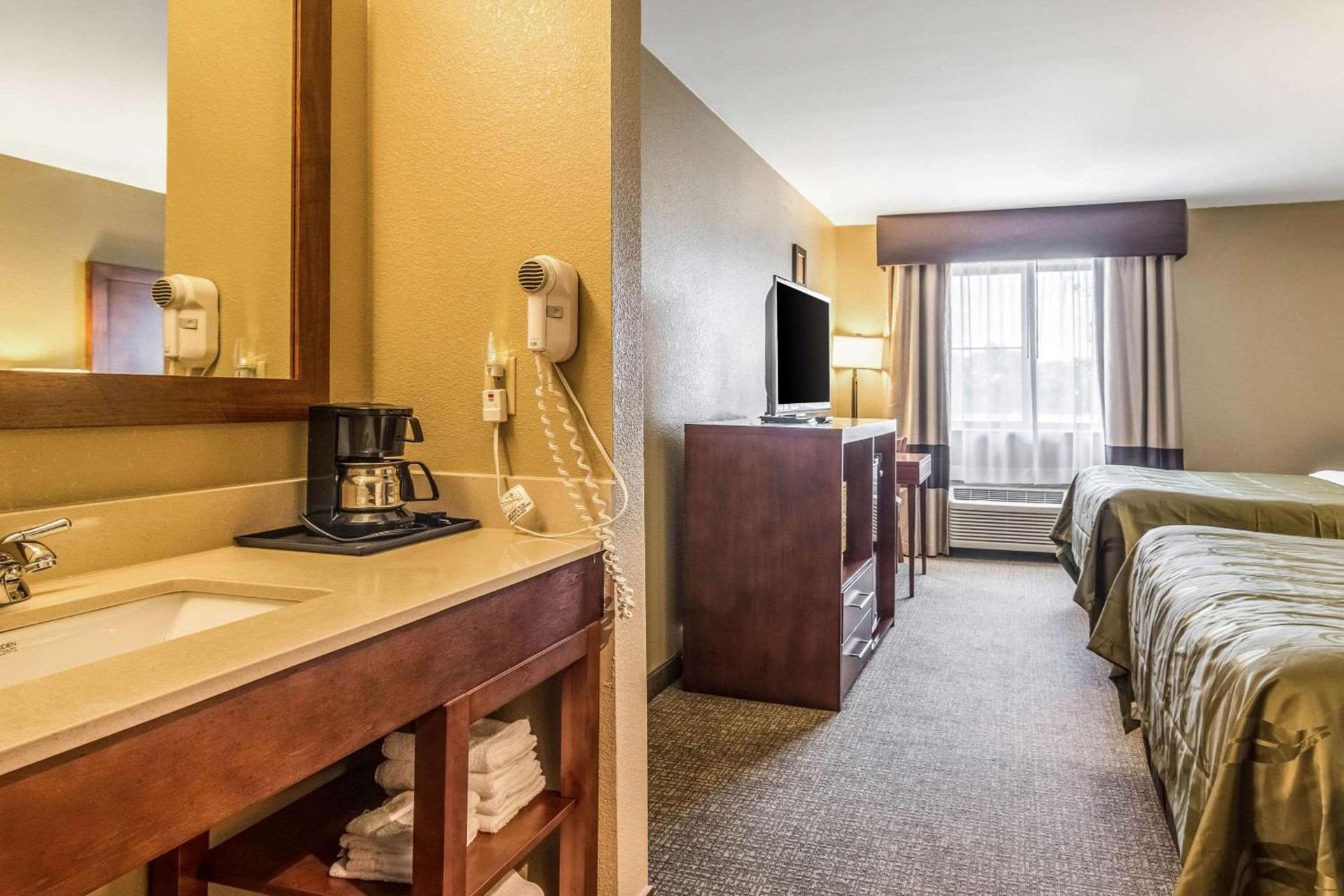 Quality Inn & Suites Salem near I-57 photo 11