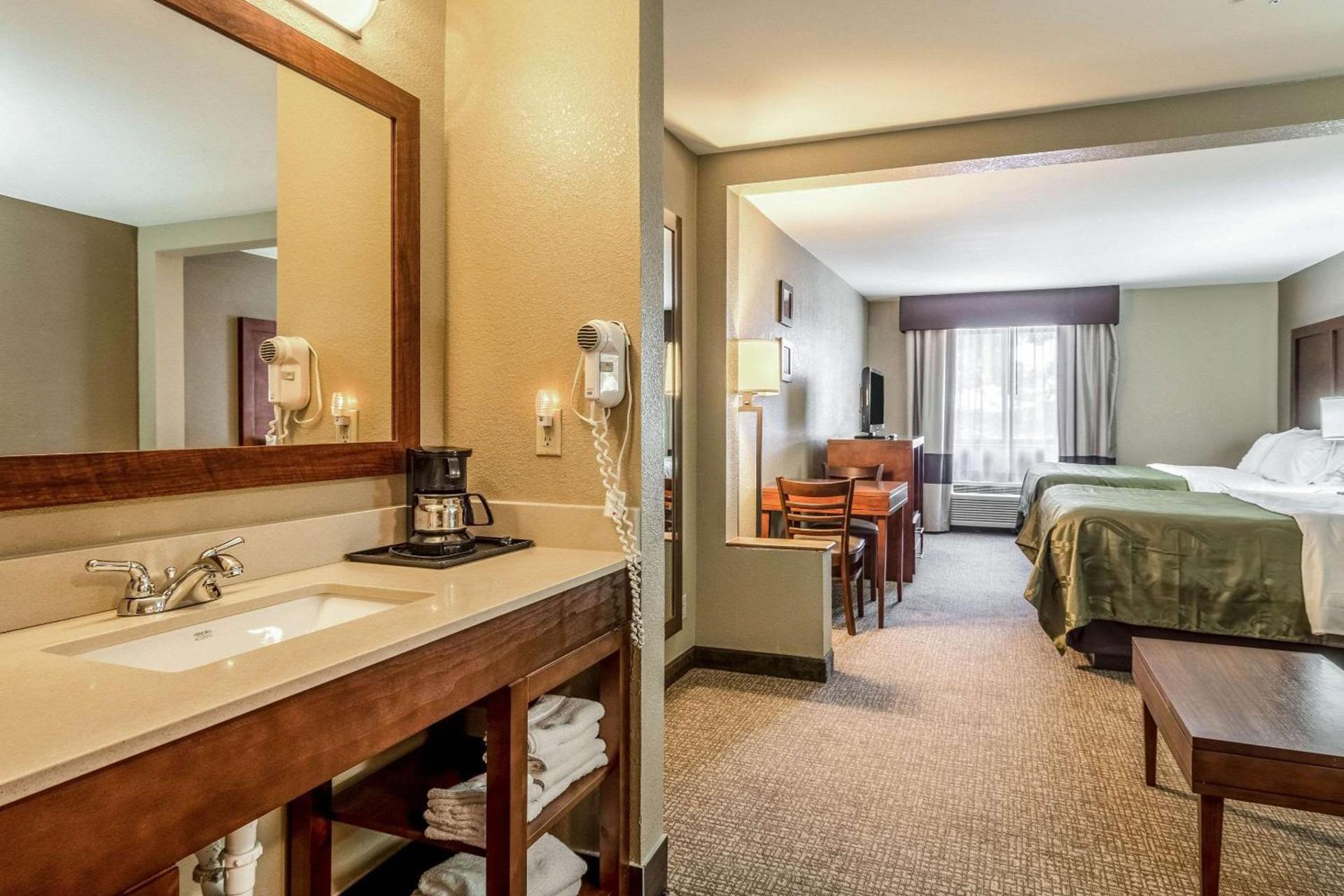 Quality Inn & Suites Salem near I-57 photo 21