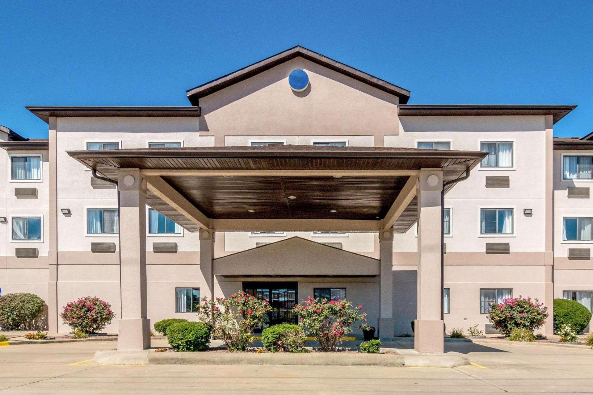 Quality Inn & Suites Salem near I-57 photo 2