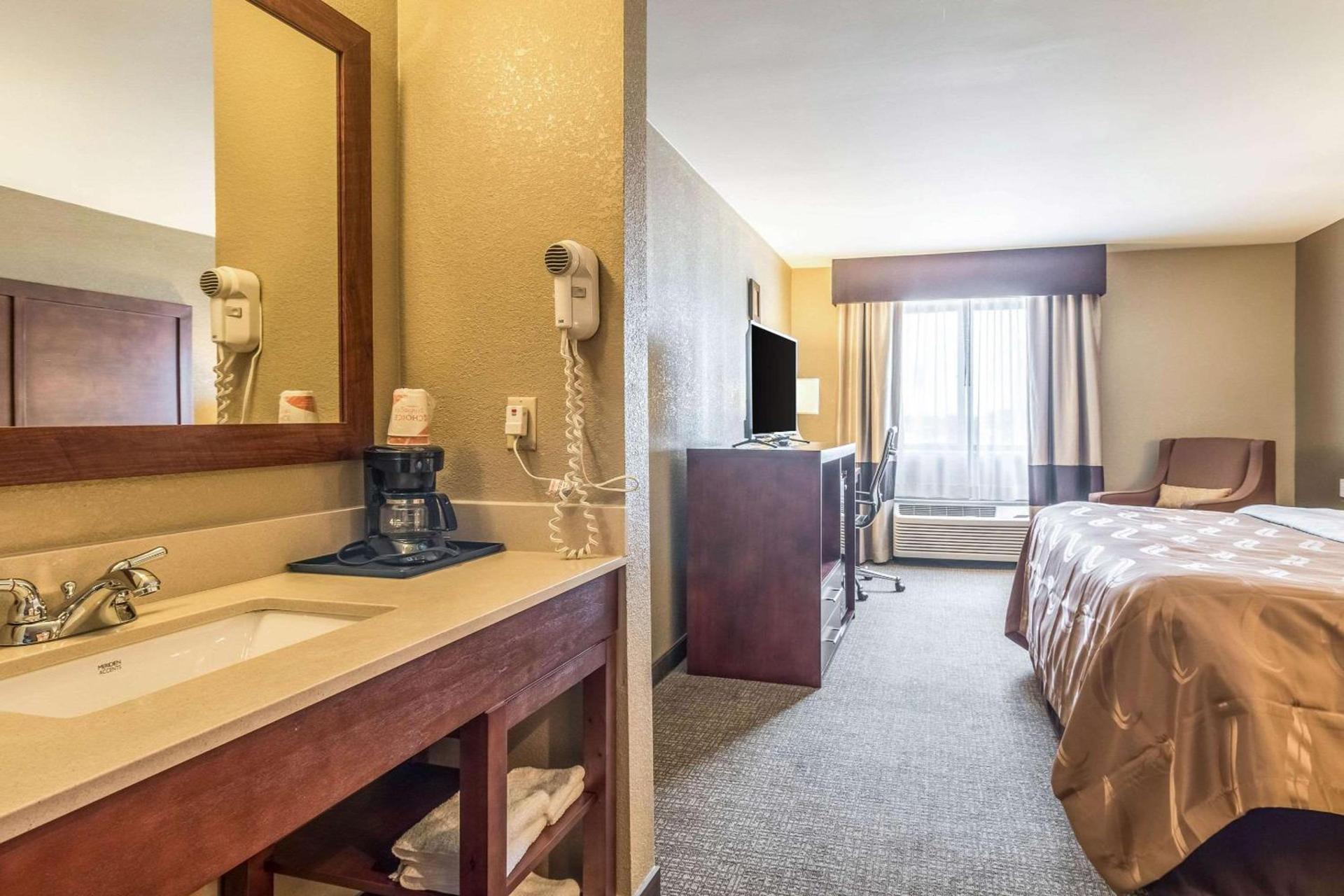Quality Inn & Suites Salem near I-57 photo 6