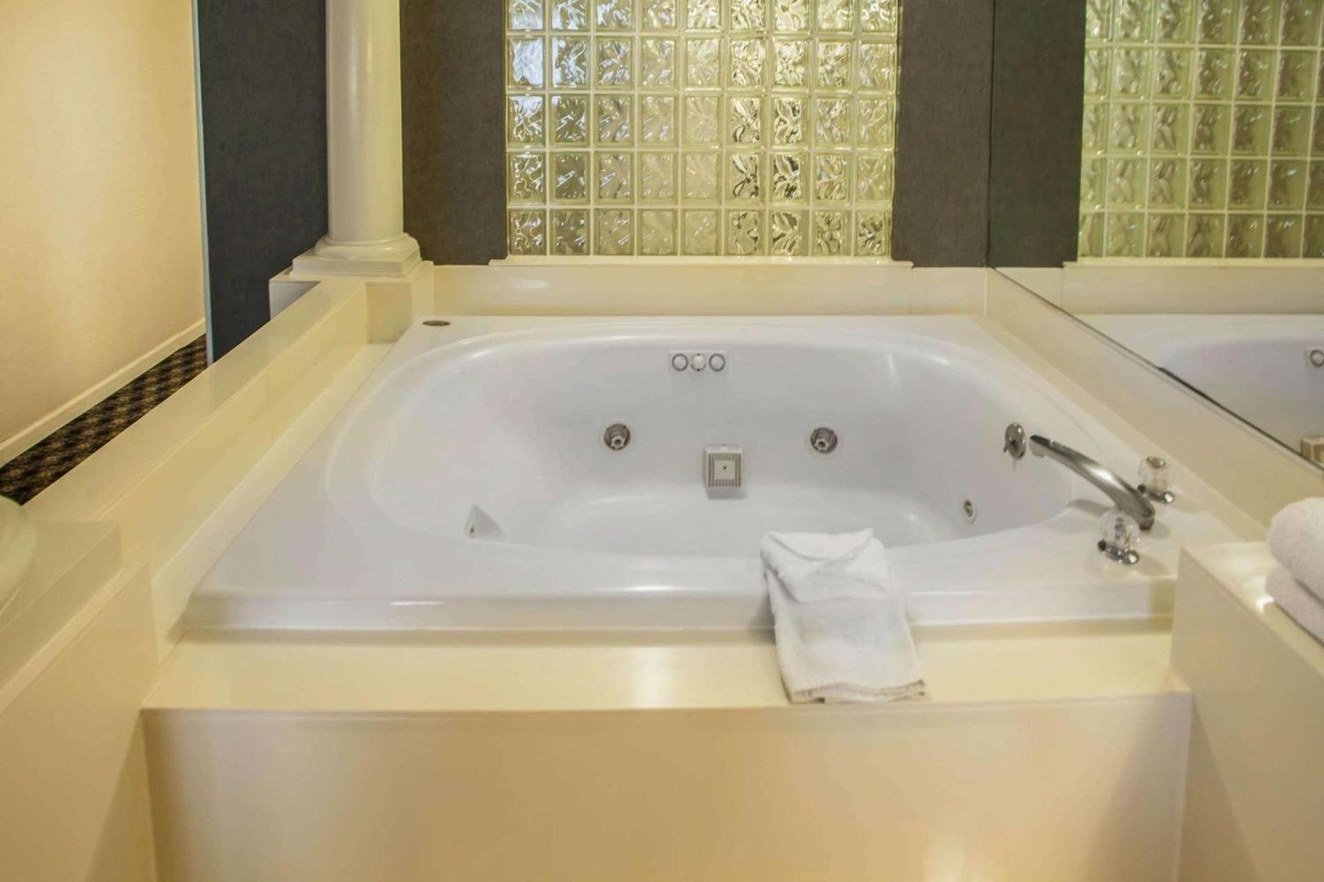 Quality Inn & Suites St Charles -West Chicago photo 18