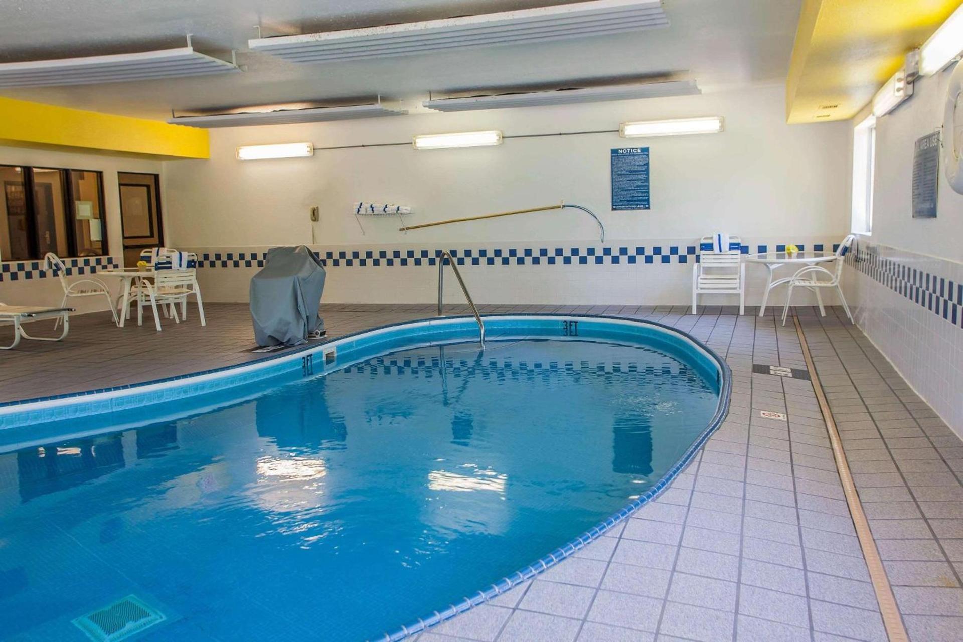 Comfort Suites Peoria I-74 photo 17