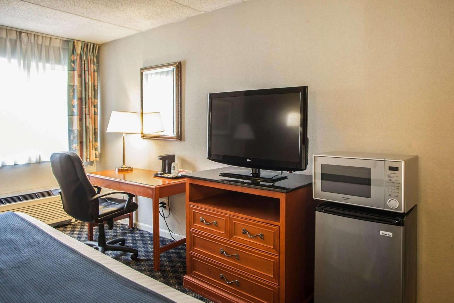 Quality Inn & Suites St Charles -West Chicago photo 2
