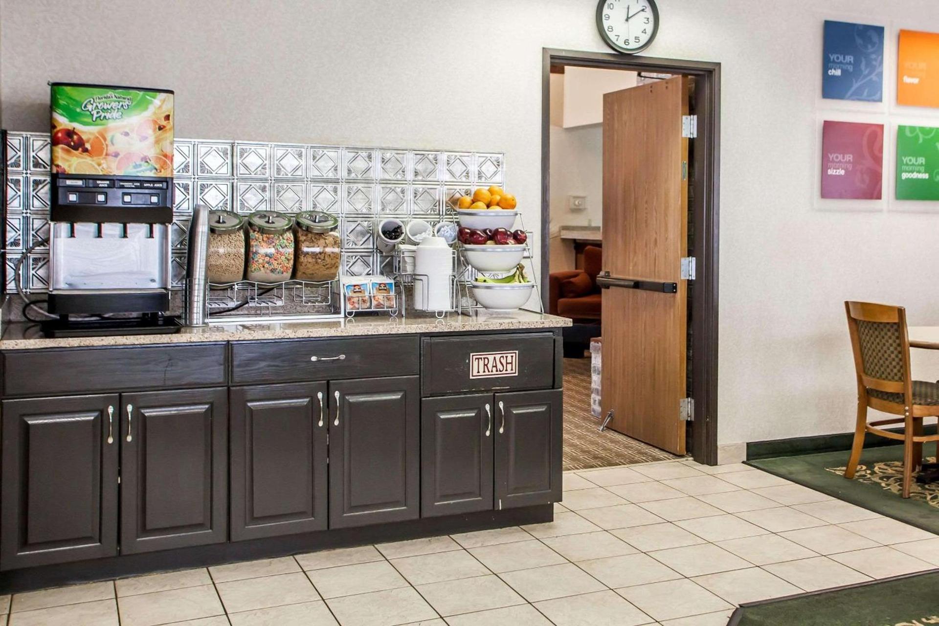 Comfort Suites Peoria I-74 photo 26