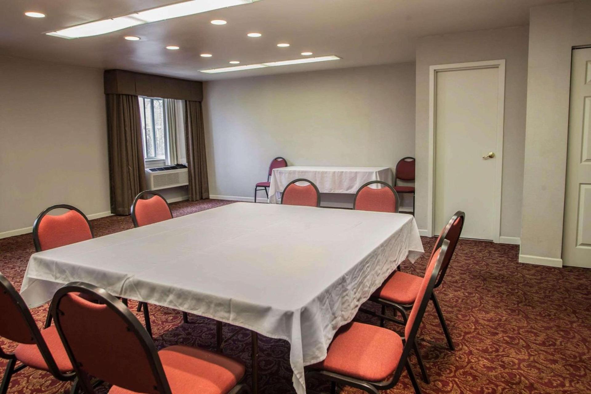 Quality Inn & Suites St Charles -West Chicago photo 9