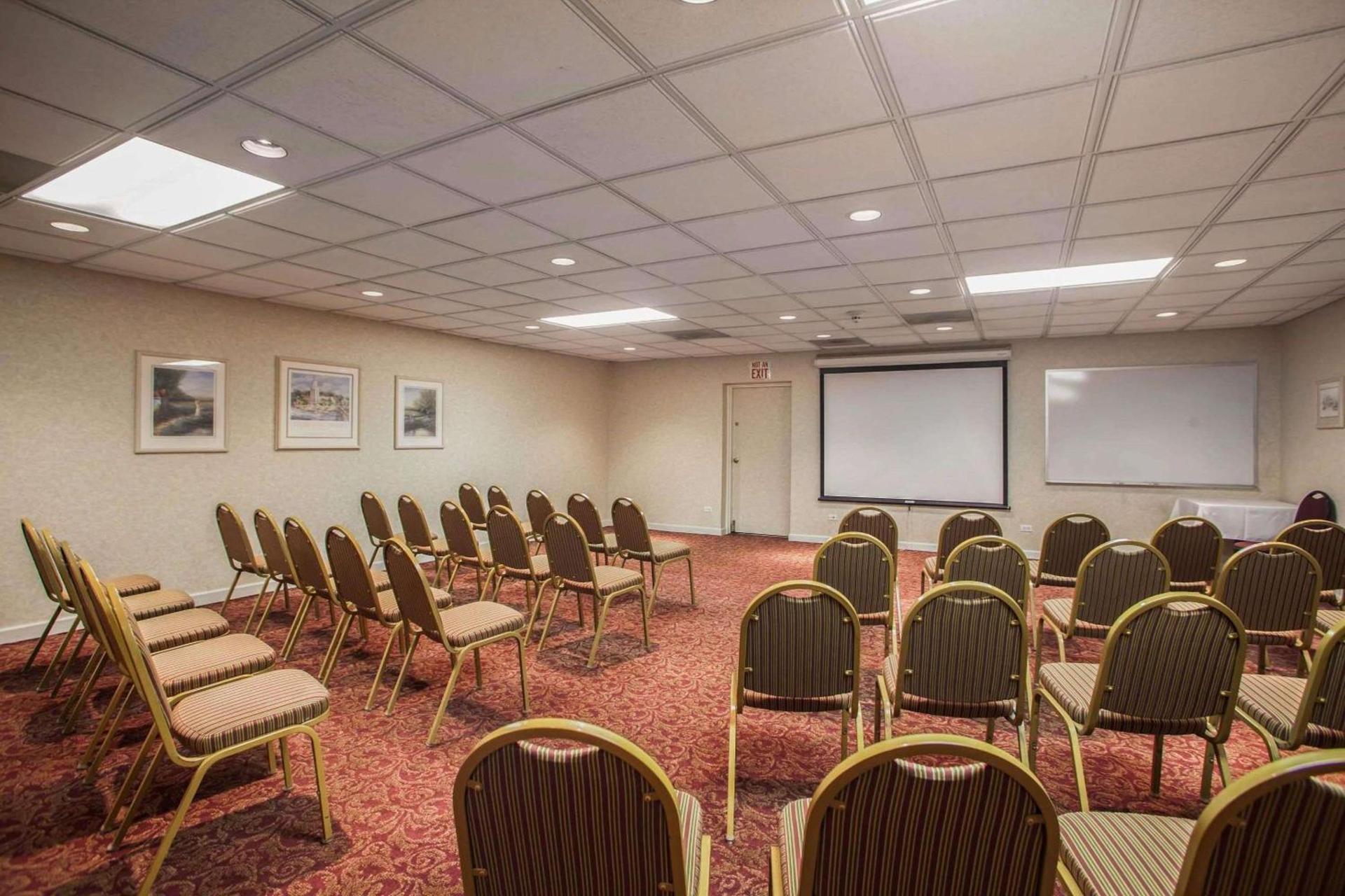 Quality Inn & Suites St Charles -West Chicago photo 8