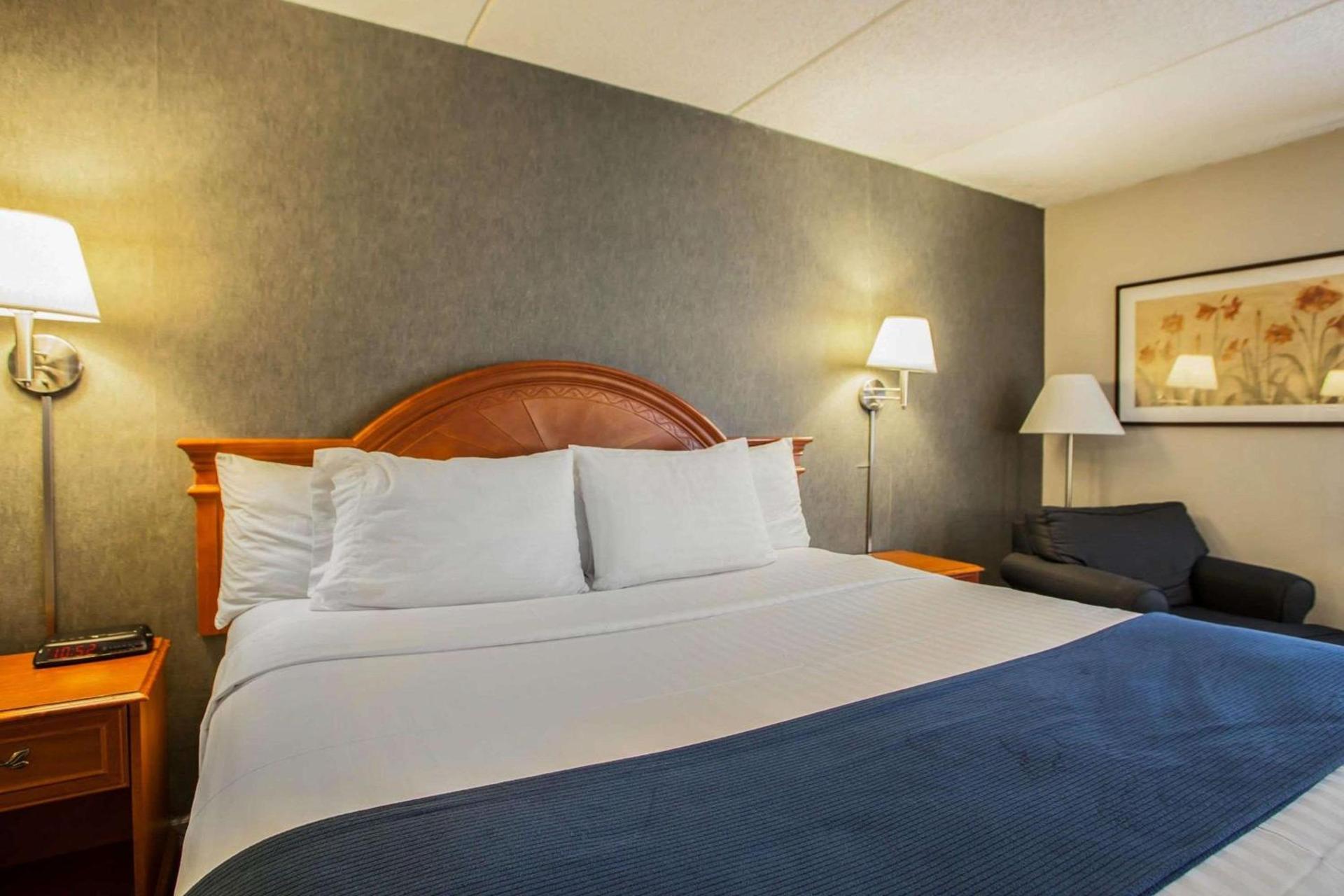 Quality Inn & Suites St Charles -West Chicago photo 7